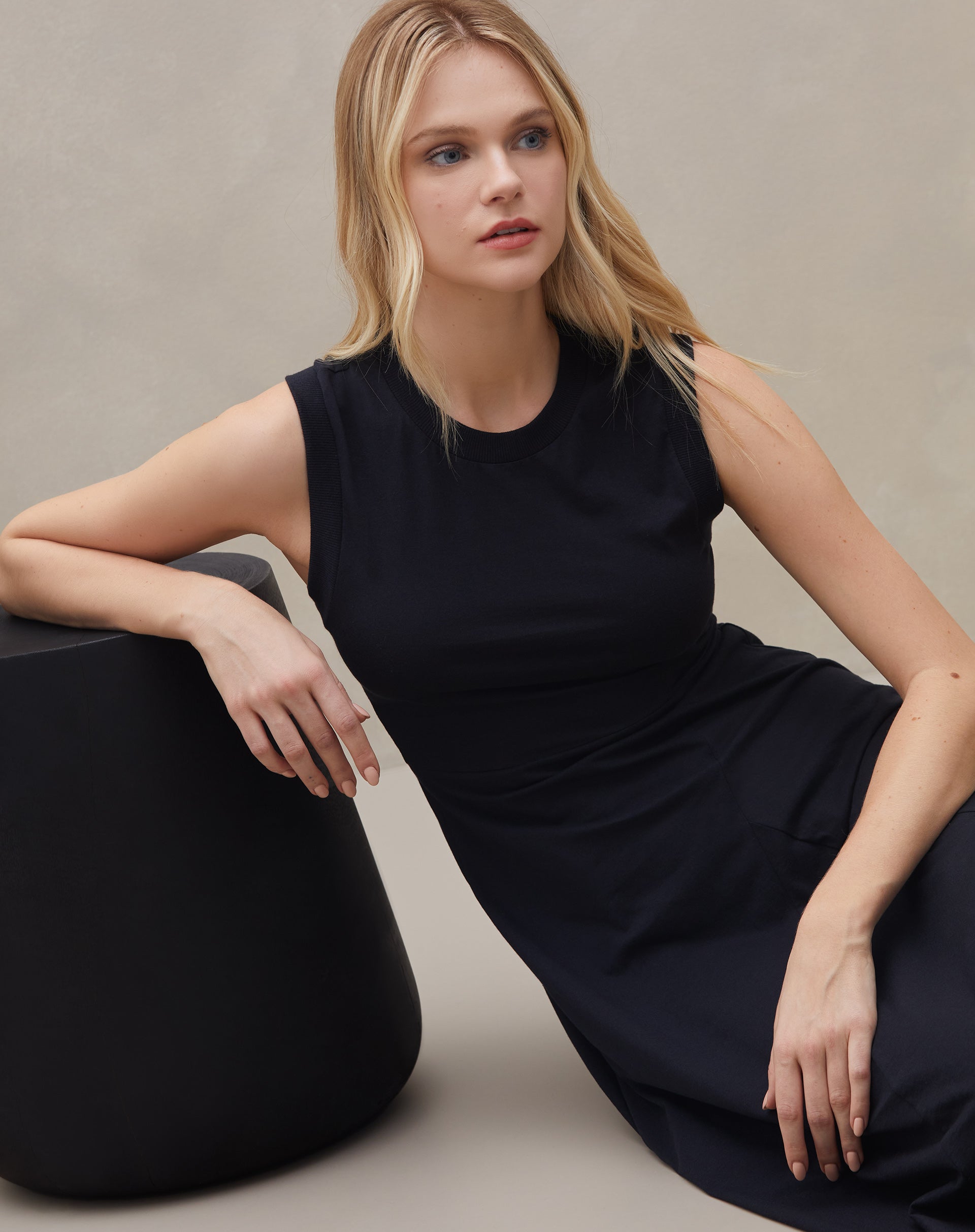 Vestido de Malha com Recortes - Preto