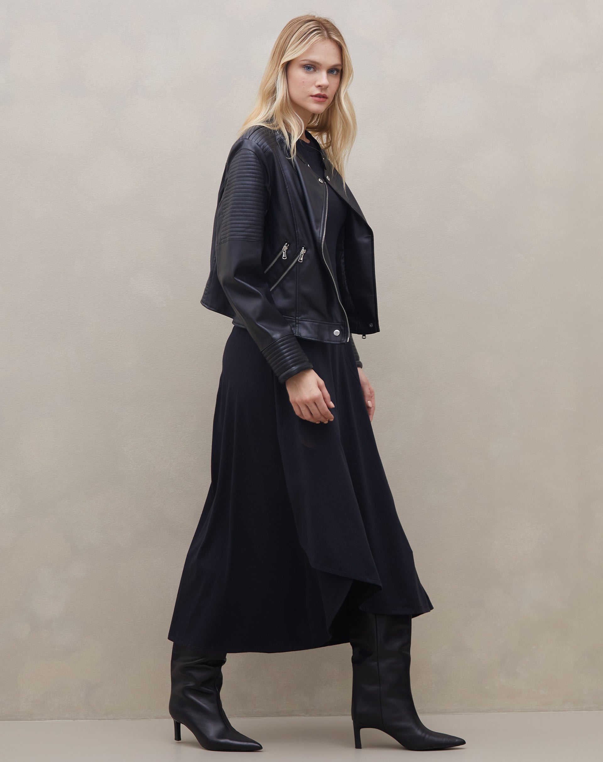 Vestido de Malha com Recortes - Preto