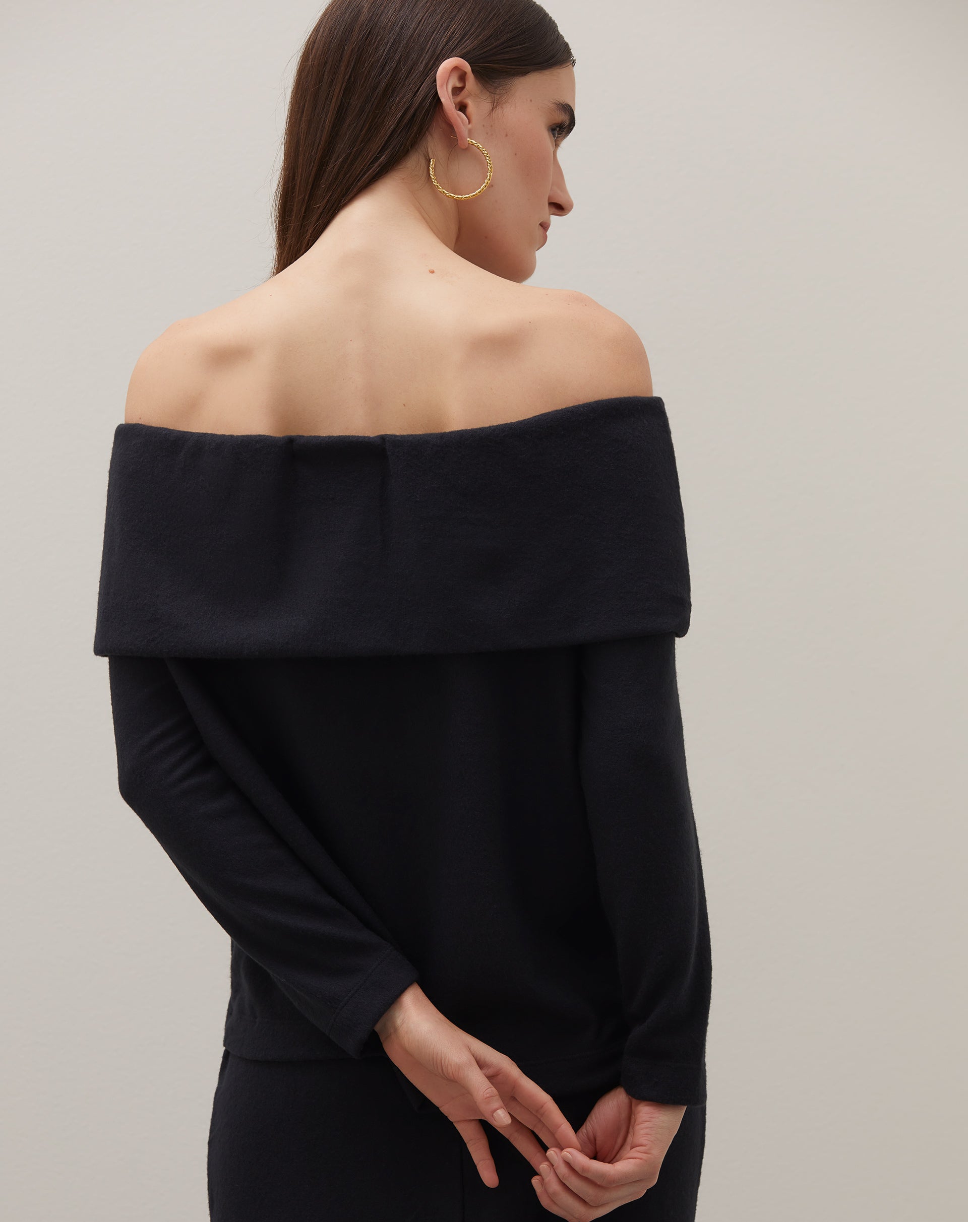 BLUSA MANGA LONGA OMBRO A OMBRO  - PRETO