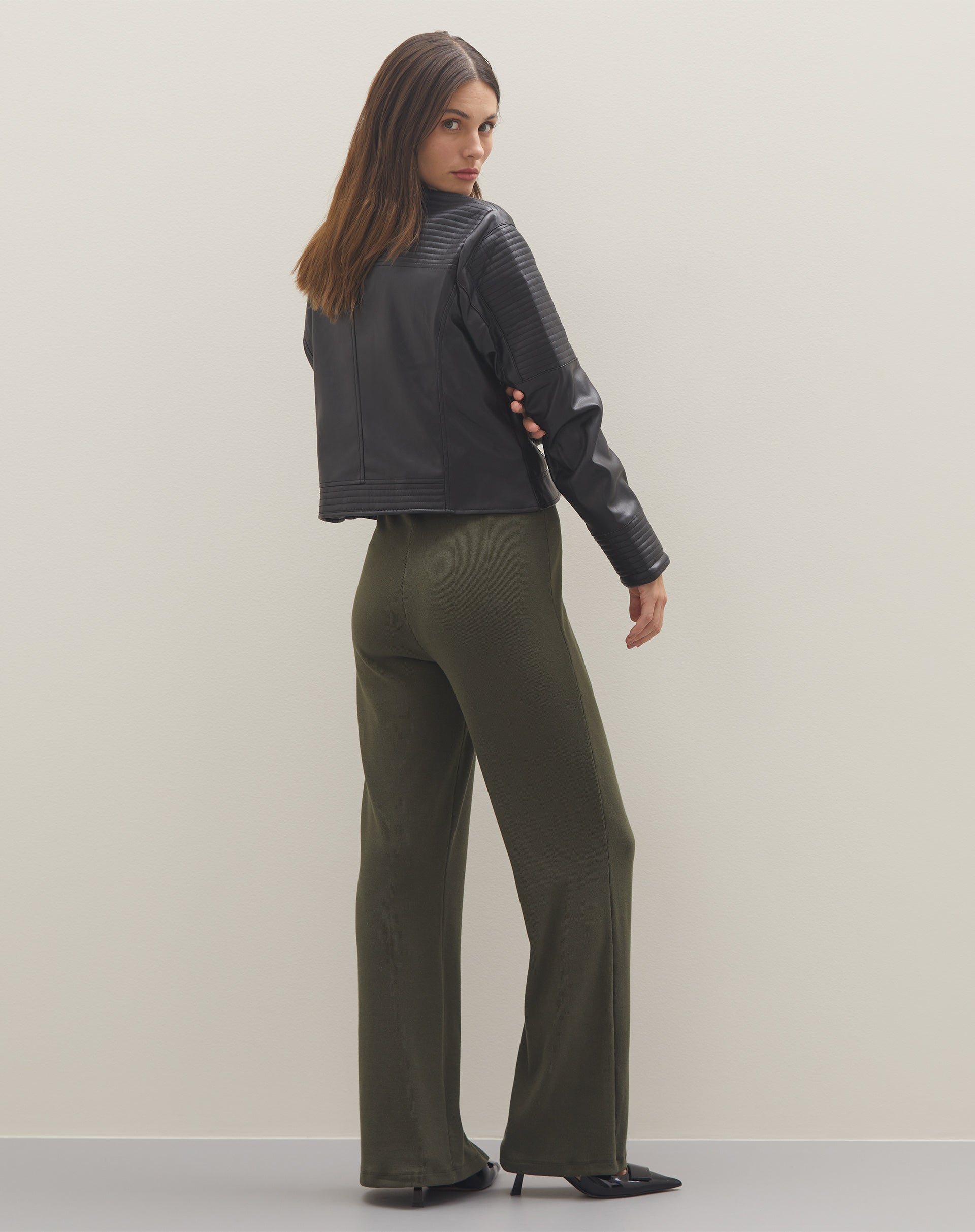 Calça com Fenda Frontal de Malha Canelada - Verde