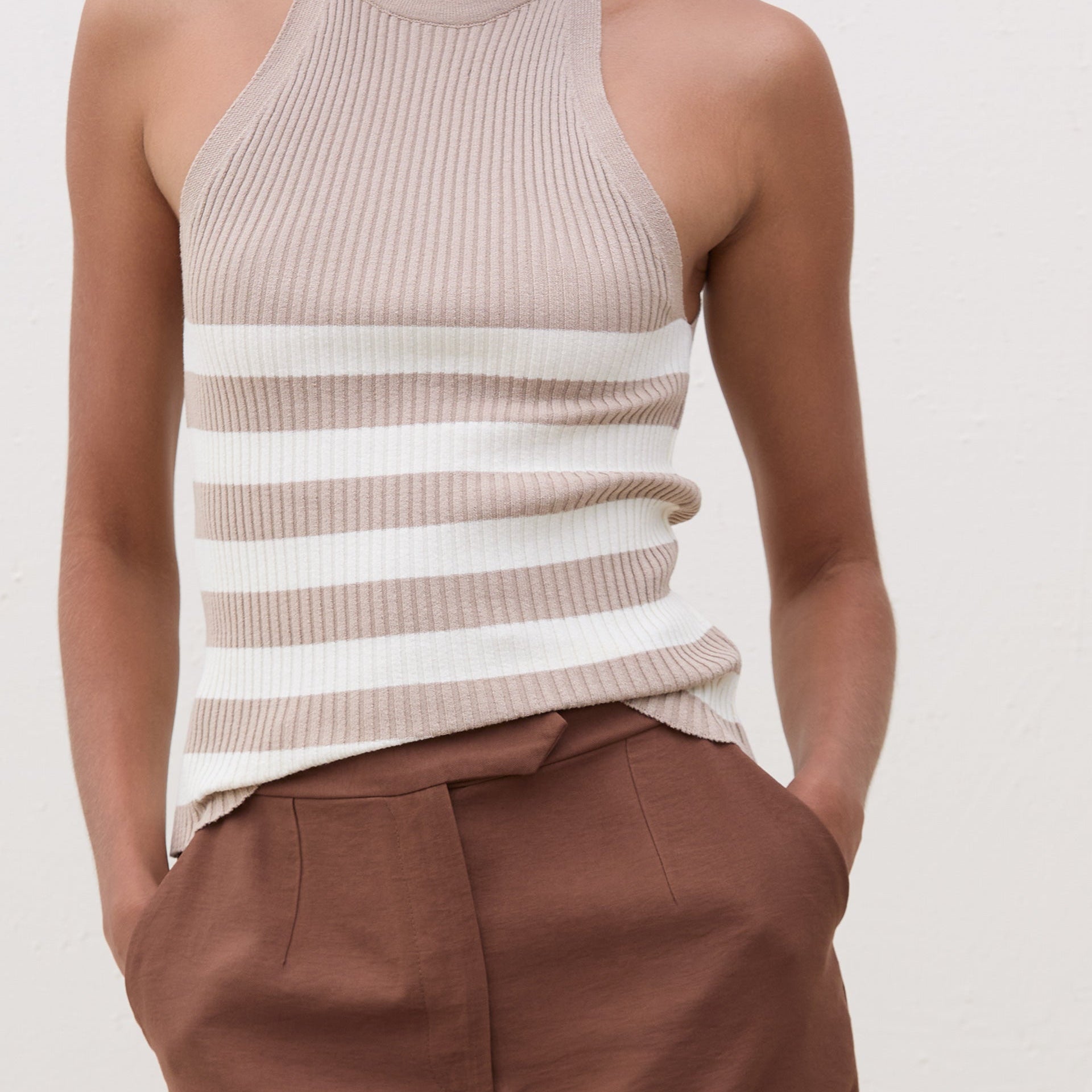 Regata Halter Neck de Tricot listrada em caqui e branco, vista frontal.