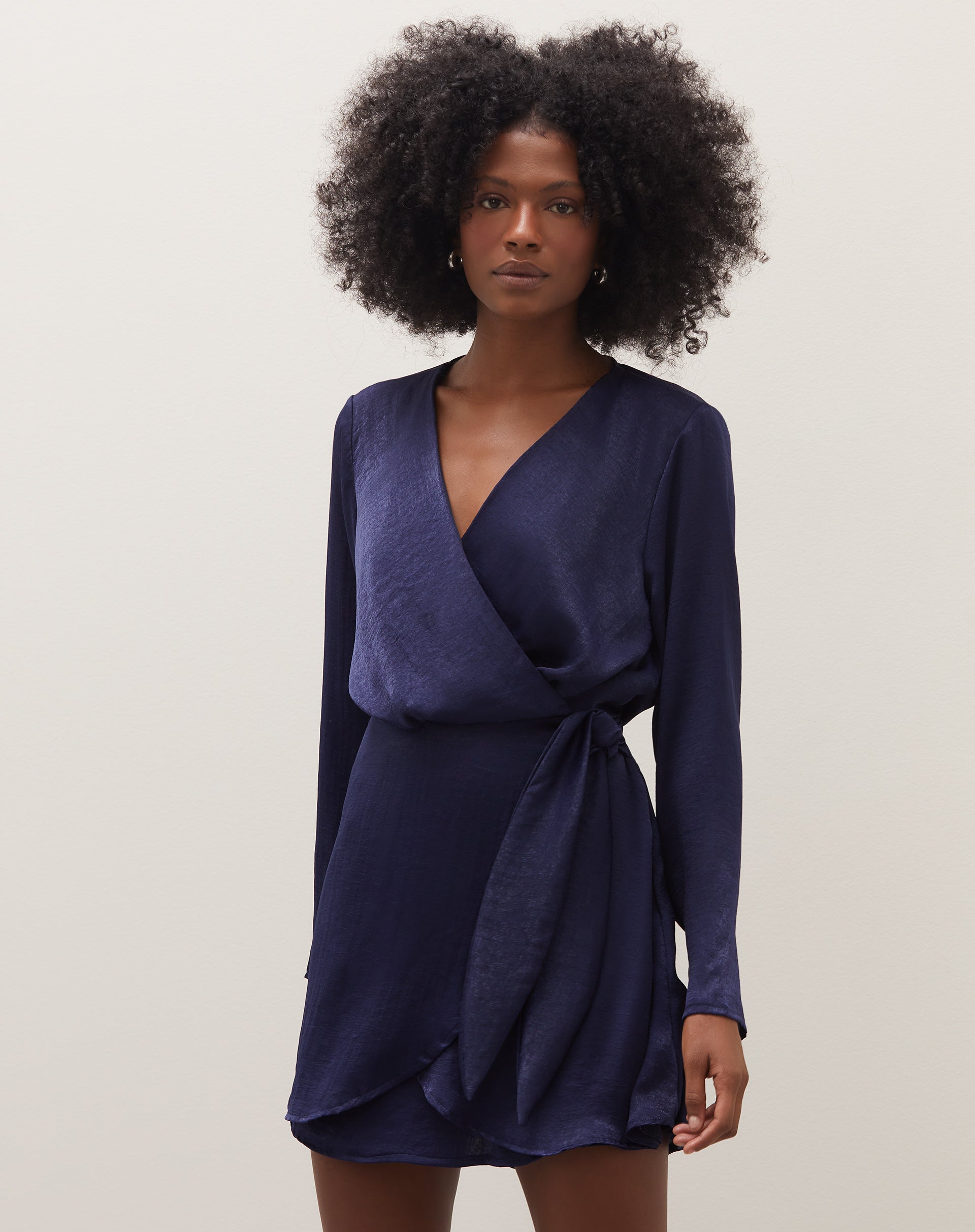 51224734_0015_0_vestido-curto-transpassado-decote-v-azul-1_v1725657318328.jpg