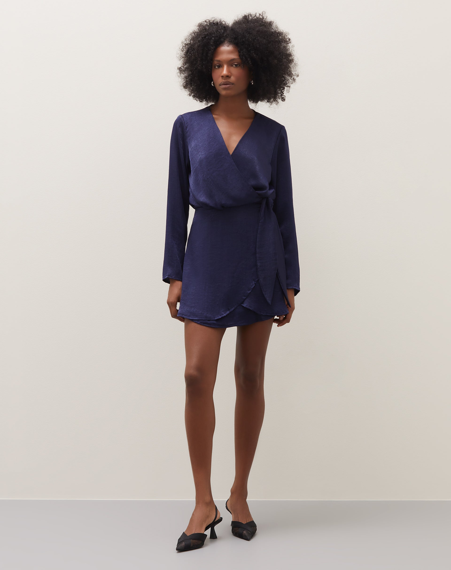 51224734_0015_1_vestido-curto-transpassado-decote-v-azul-1_v1725657318328.jpg