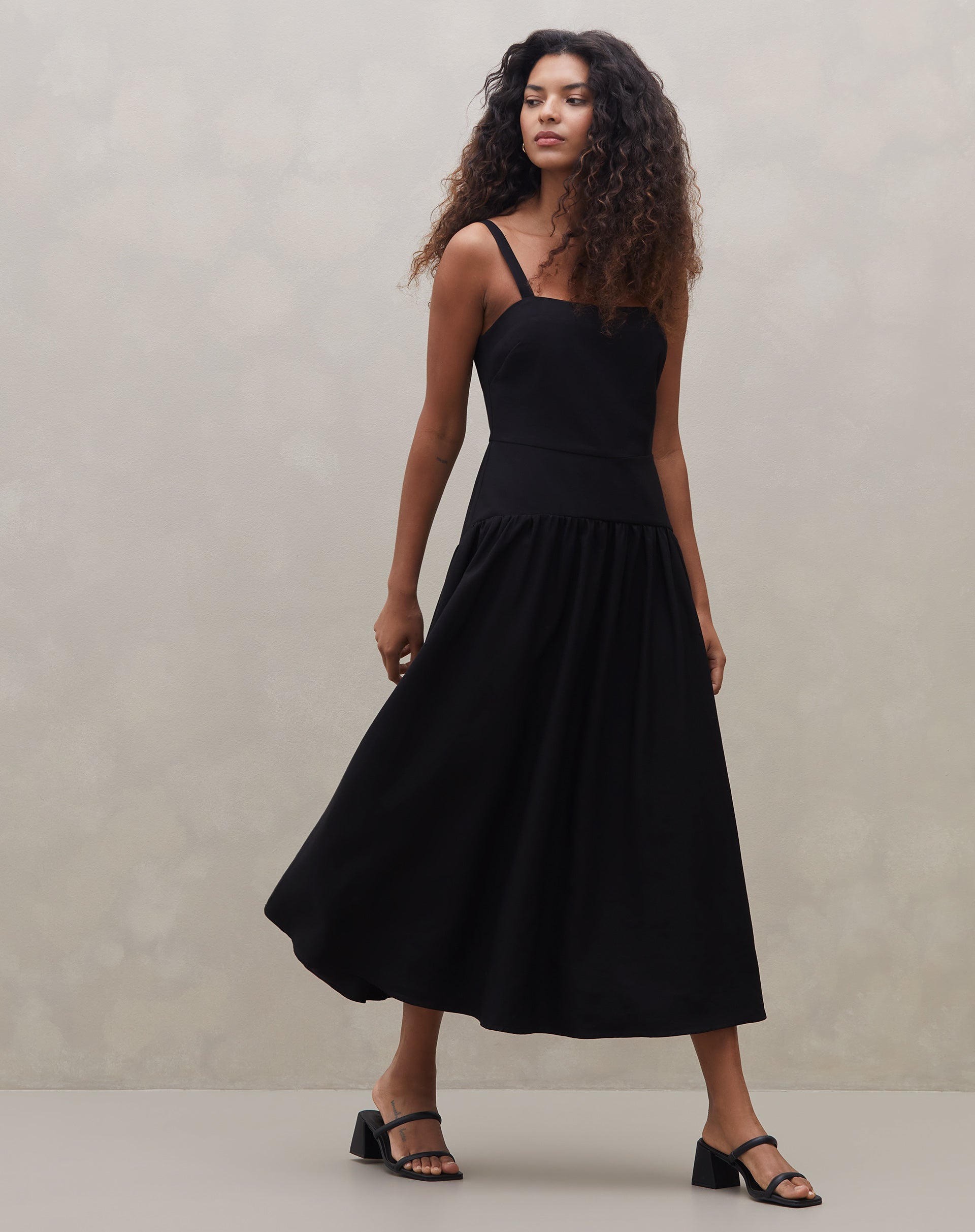 Vestido Midi de Alça com Saia Franzida - Preto