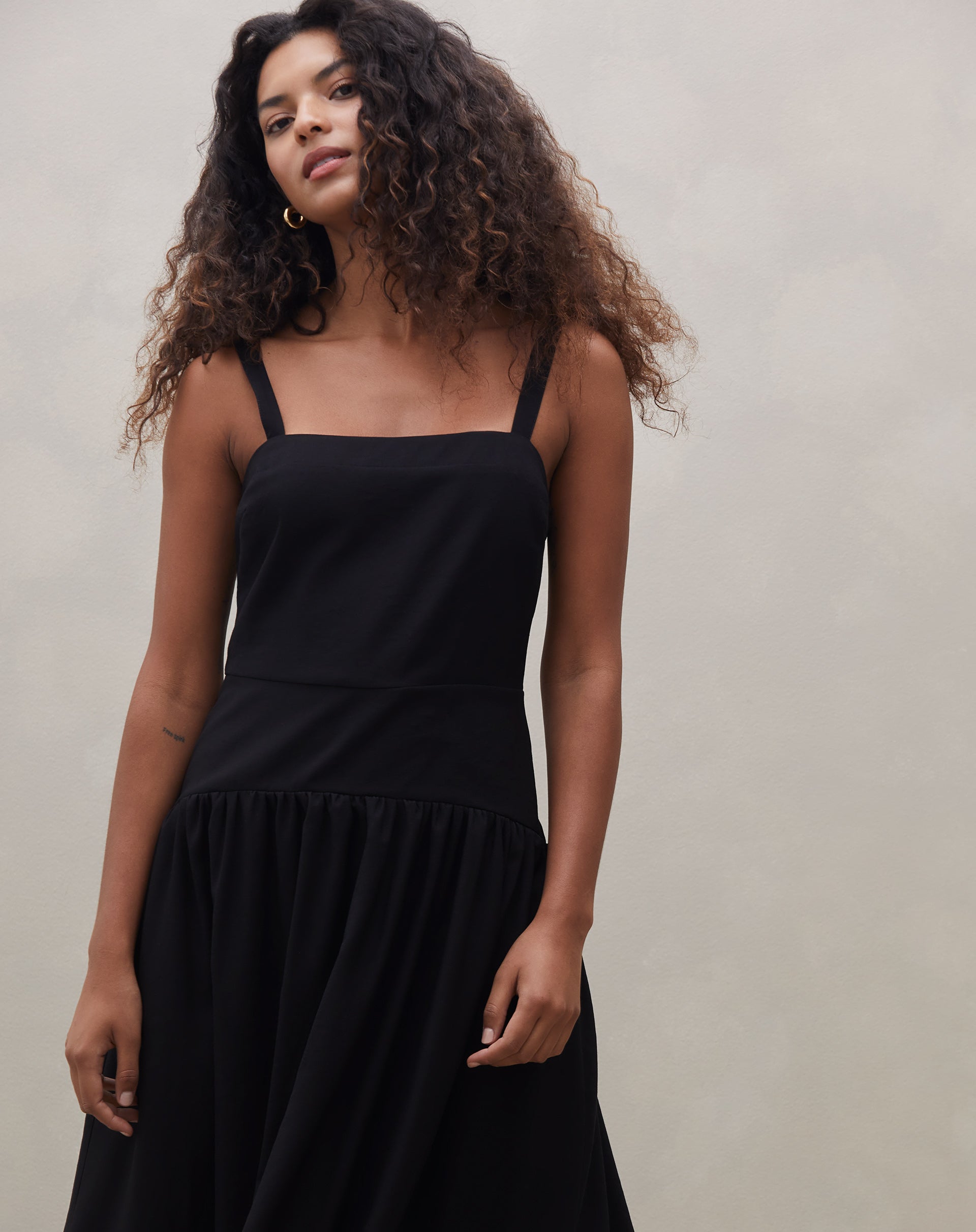 Vestido Midi de Alça com Saia Franzida - Preto