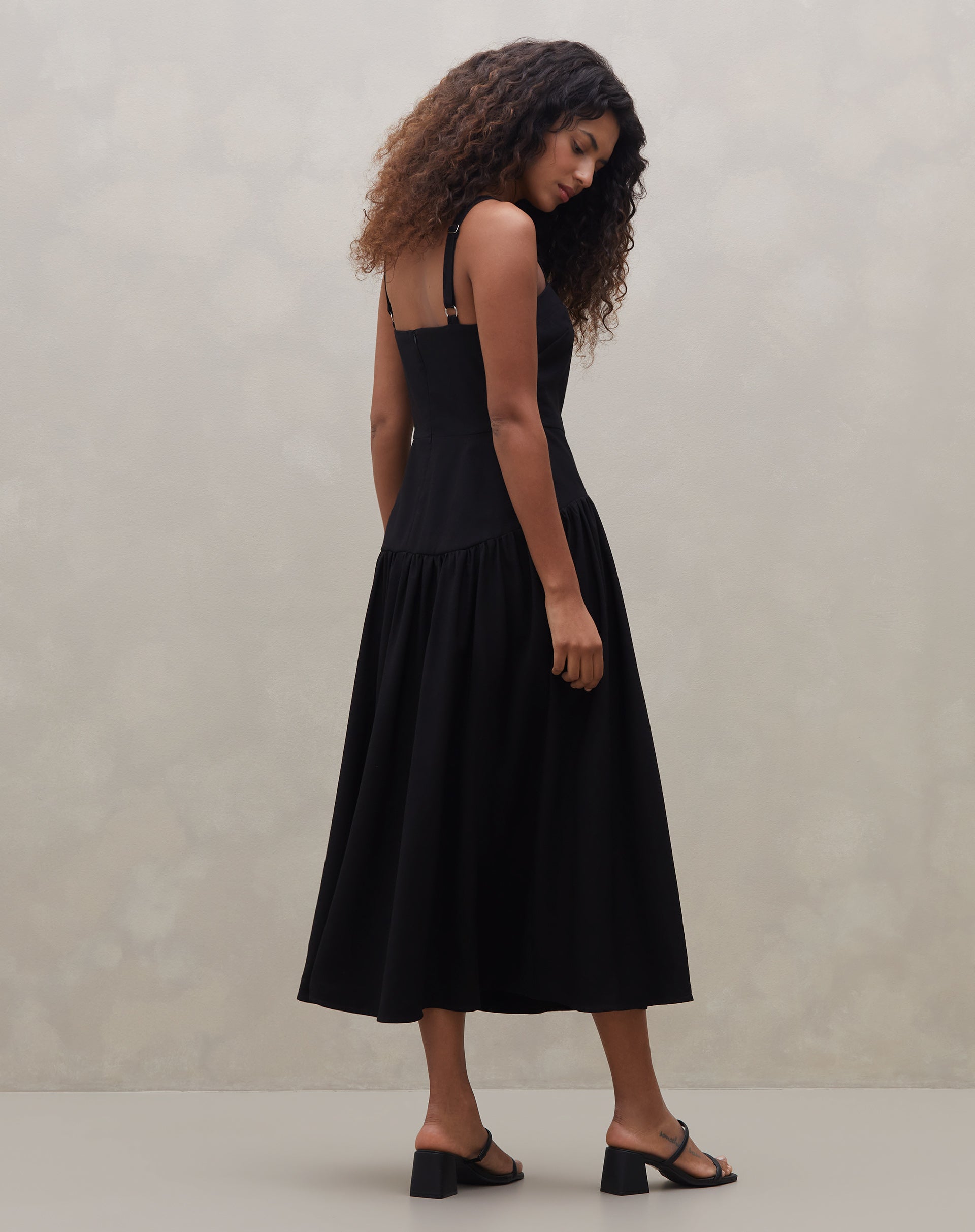 Vestido Midi de Alça com Saia Franzida - Preto