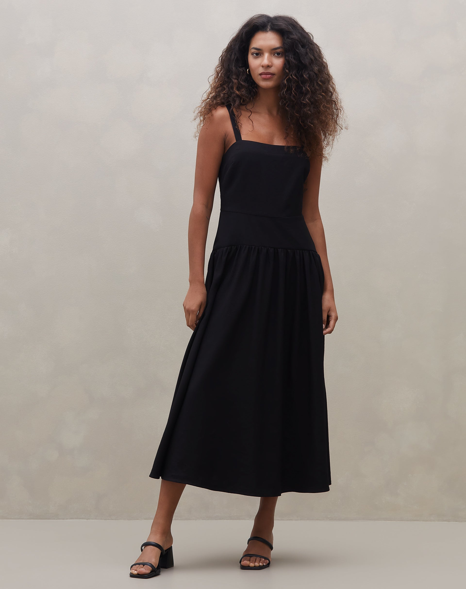 Vestido Midi de Alça com Saia Franzida - Preto