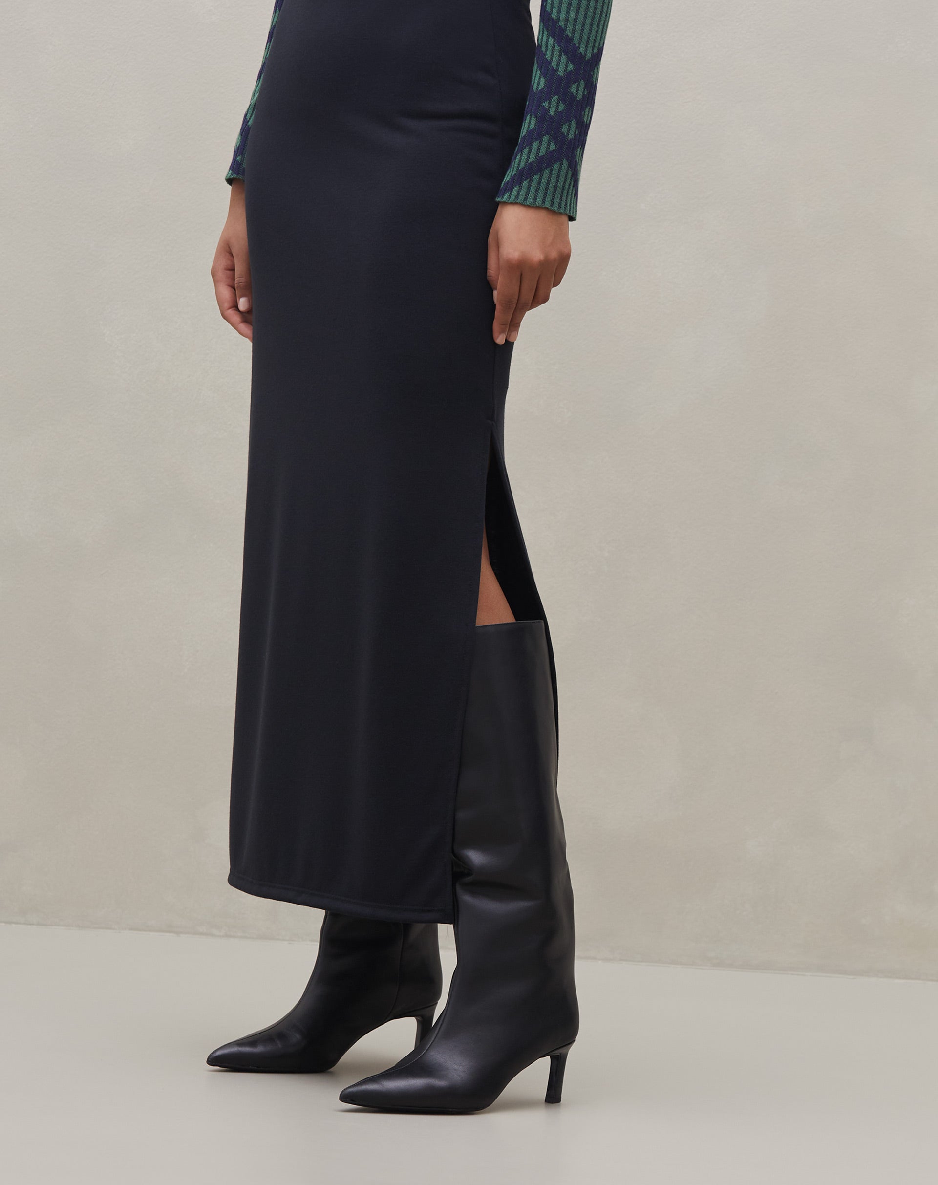 Saia Longa com Fenda Lateral de Malha - Preto