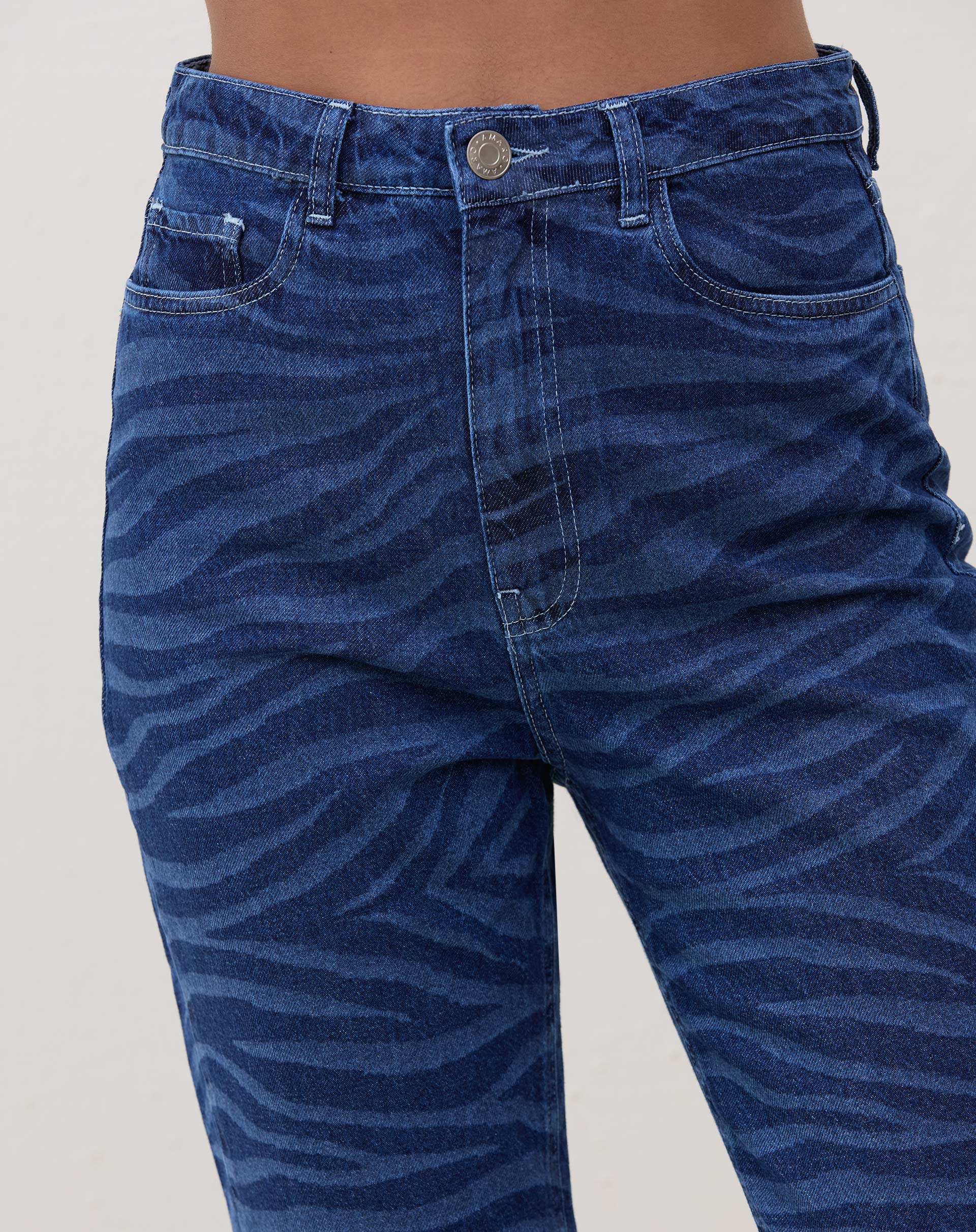 51224907_0476_calca-mom-zebra-jeans-azul-medio_1_cc03cb20-e91f-403a-9613-ae65d3093a68.jpg