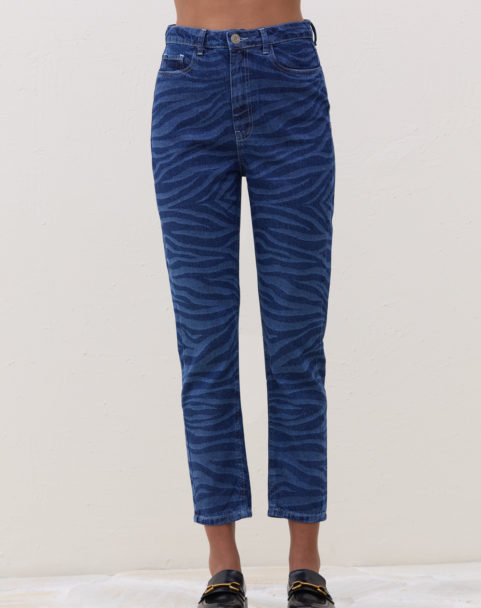 51224907_0476_calca-mom-zebra-jeans-azul-medio_2_ff004ac3-73cf-4f8b-8e5d-0af7bdfa2b43.jpg