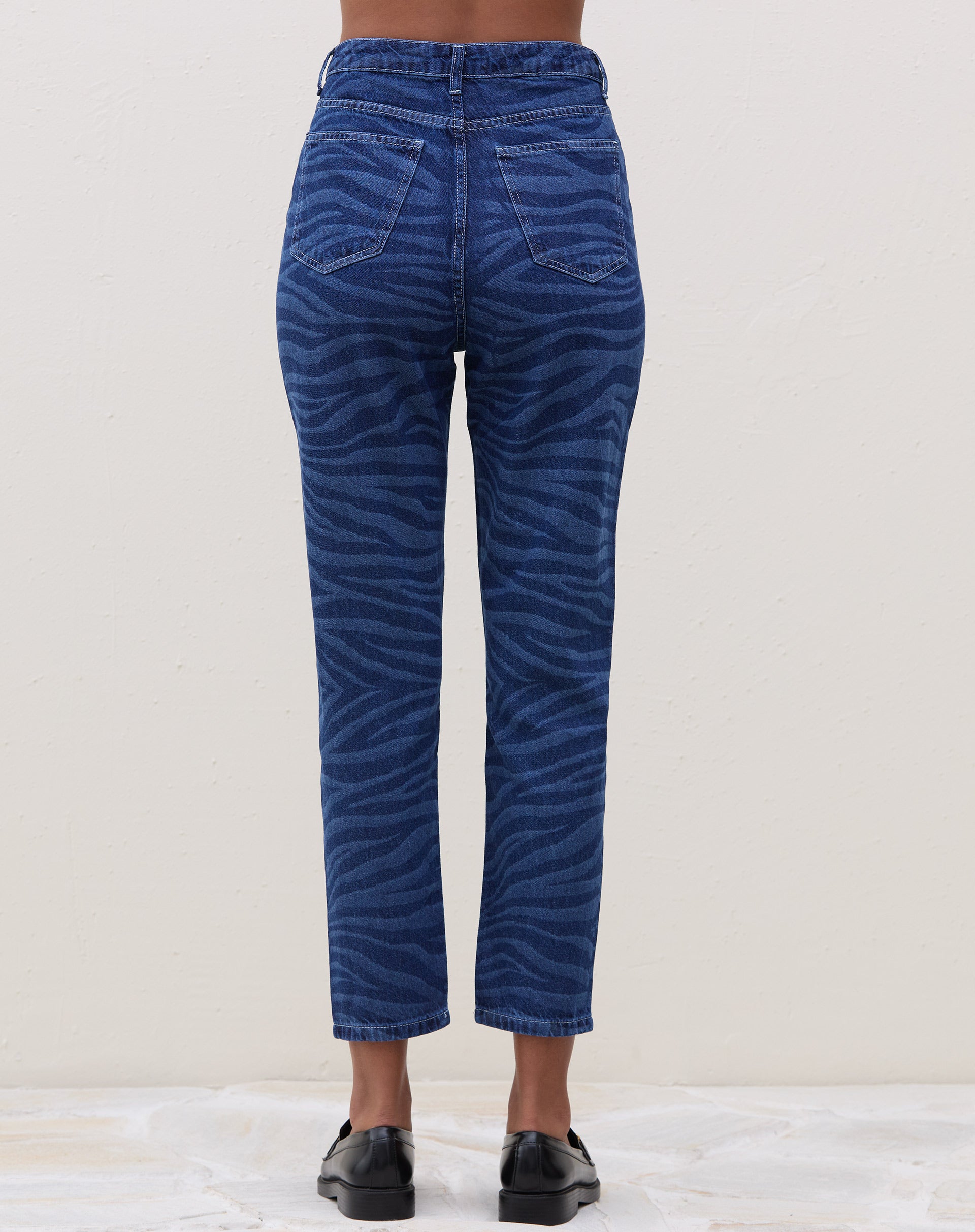 51224907_0476_calca-mom-zebra-jeans-azul-medio_3_8cbe9763-5cc1-4948-81c1-08827e10ee6e.jpg
