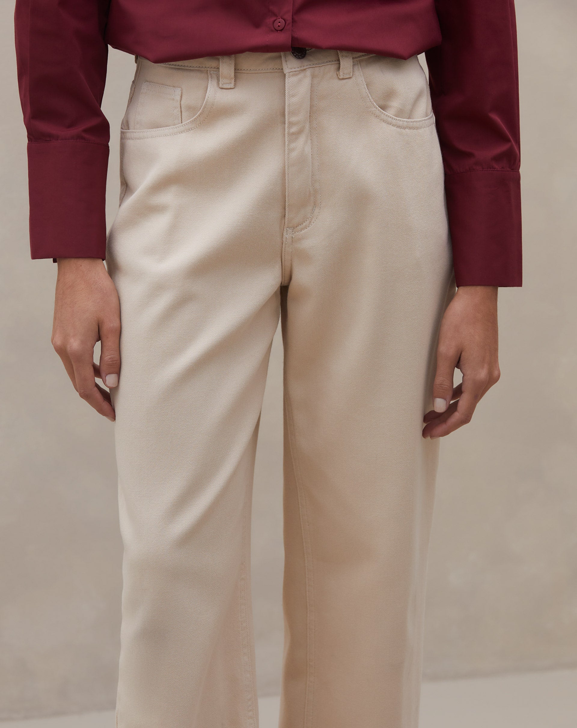 51224929_0005_1_calca-cenoura-jeans-sarja-creme_v1725476096070.jpg