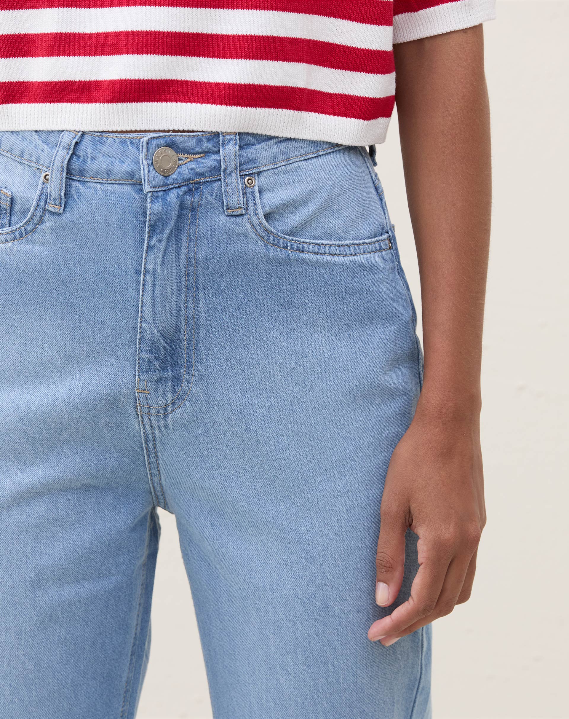 51224933_0047_calca-mom-cintura-alta-jeans-azul-claro_1_3926d862-94f3-46e0-82c6-baea1223472e.jpg