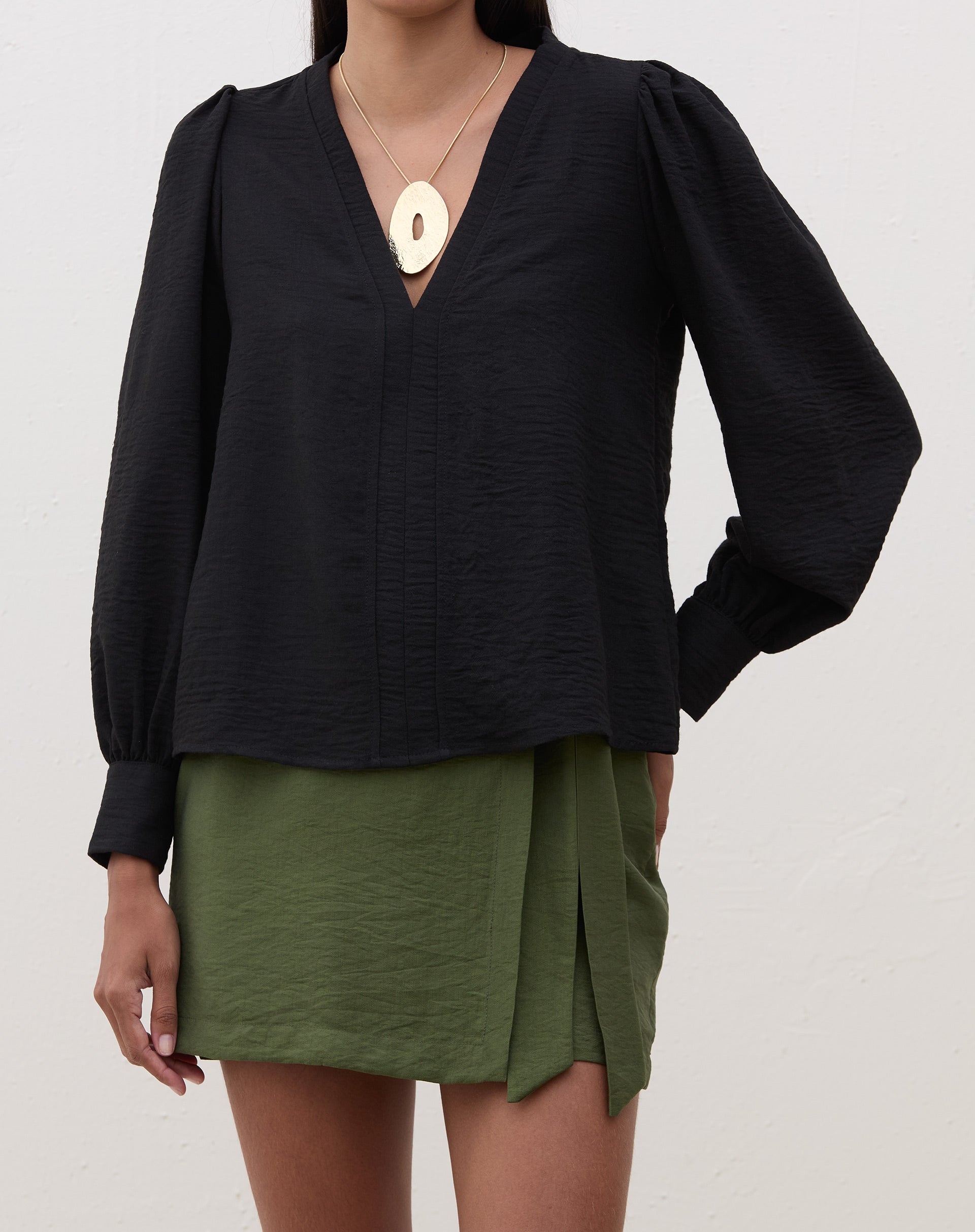 51224965_0002_blusa-manga-longa-decote-v-preto-1_0_0adb689e-d19c-46bb-9e2f-003d0efc27cf.jpg