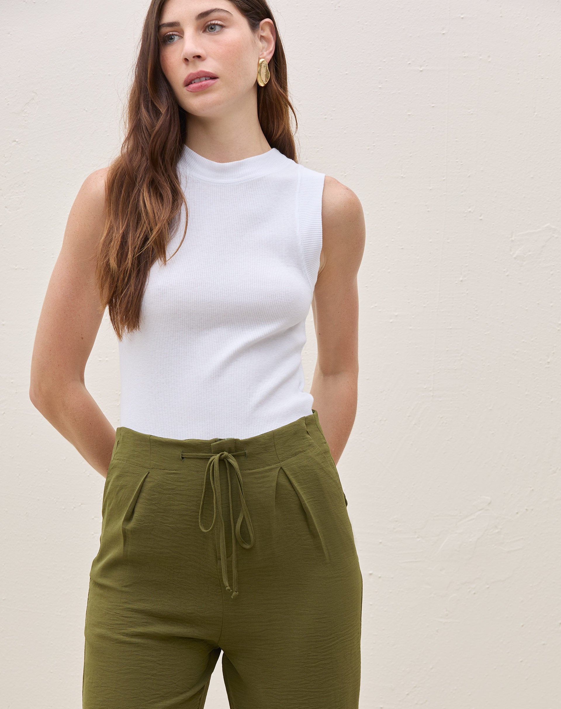 51224979_0033_calca-pantalona-com-pregas-e-amarracao-no-cos-verde-militar_2_d1558232-e24c-4893-a4d4-877ee0b3ea96.jpg