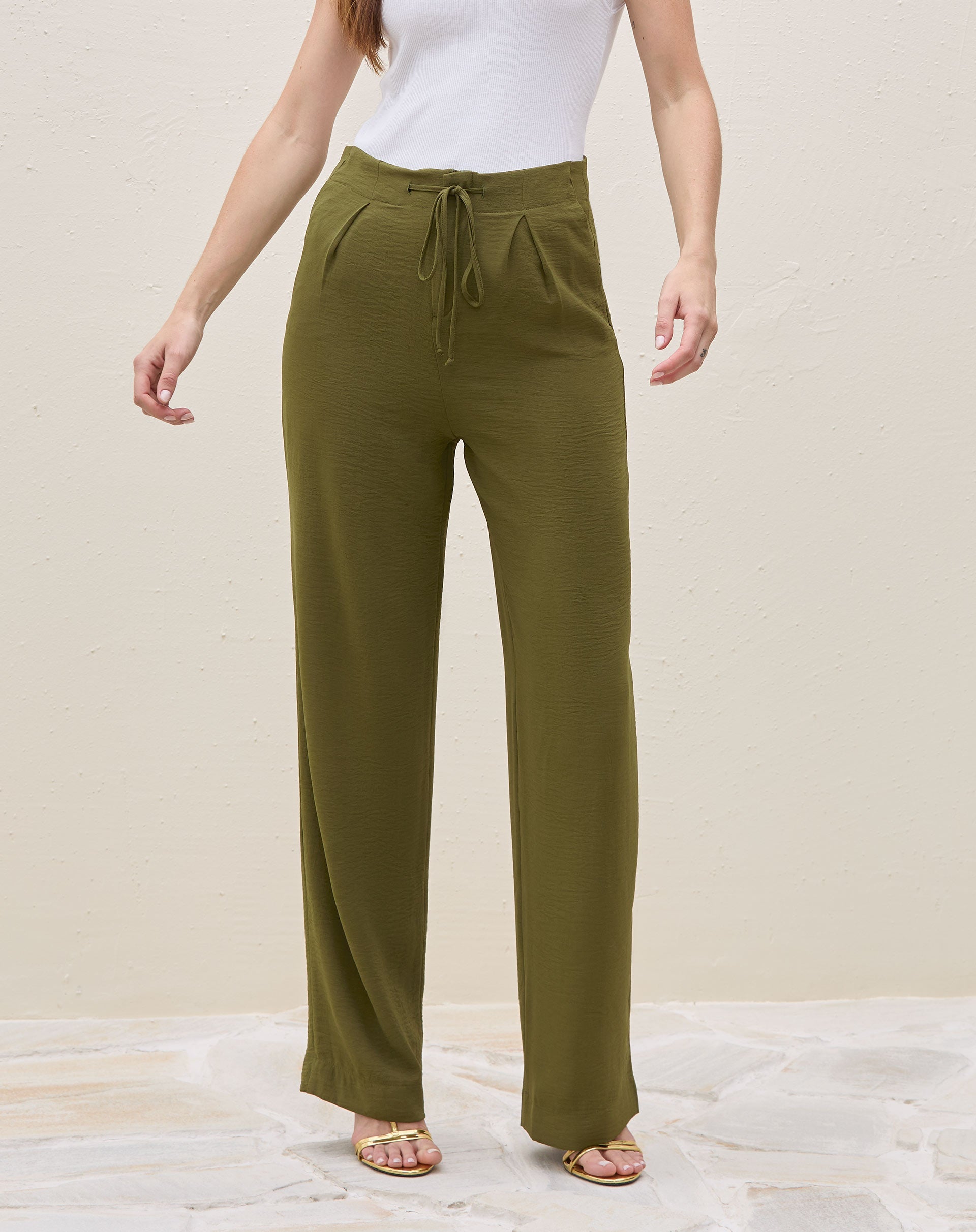 51224979_0033_calca-pantalona-com-pregas-e-amarracao-no-cos-verde-militar_3_2bbe8f53-b5eb-4dae-8aab-89327988f10e.jpg