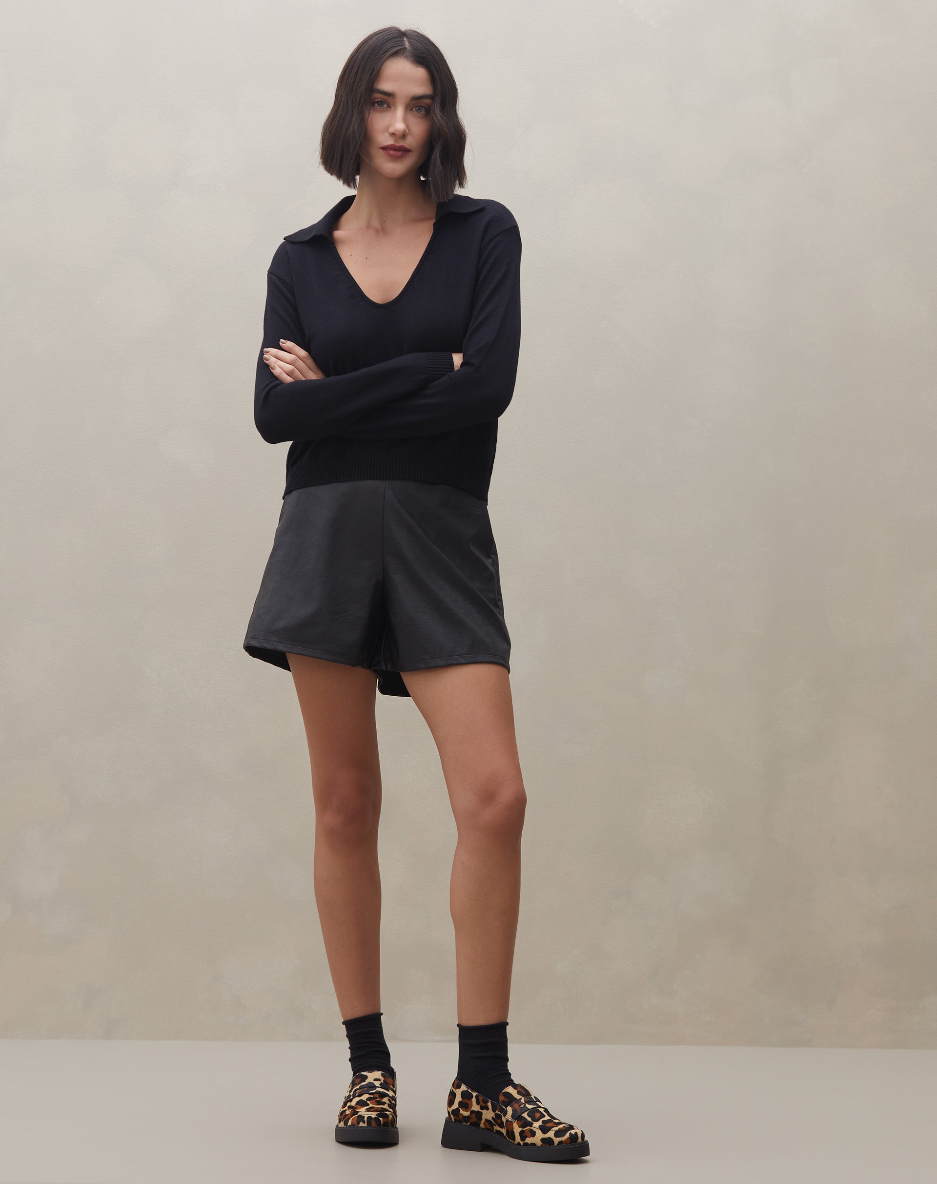 Blusa de Tricot Decote Profundo com Gola - Preto