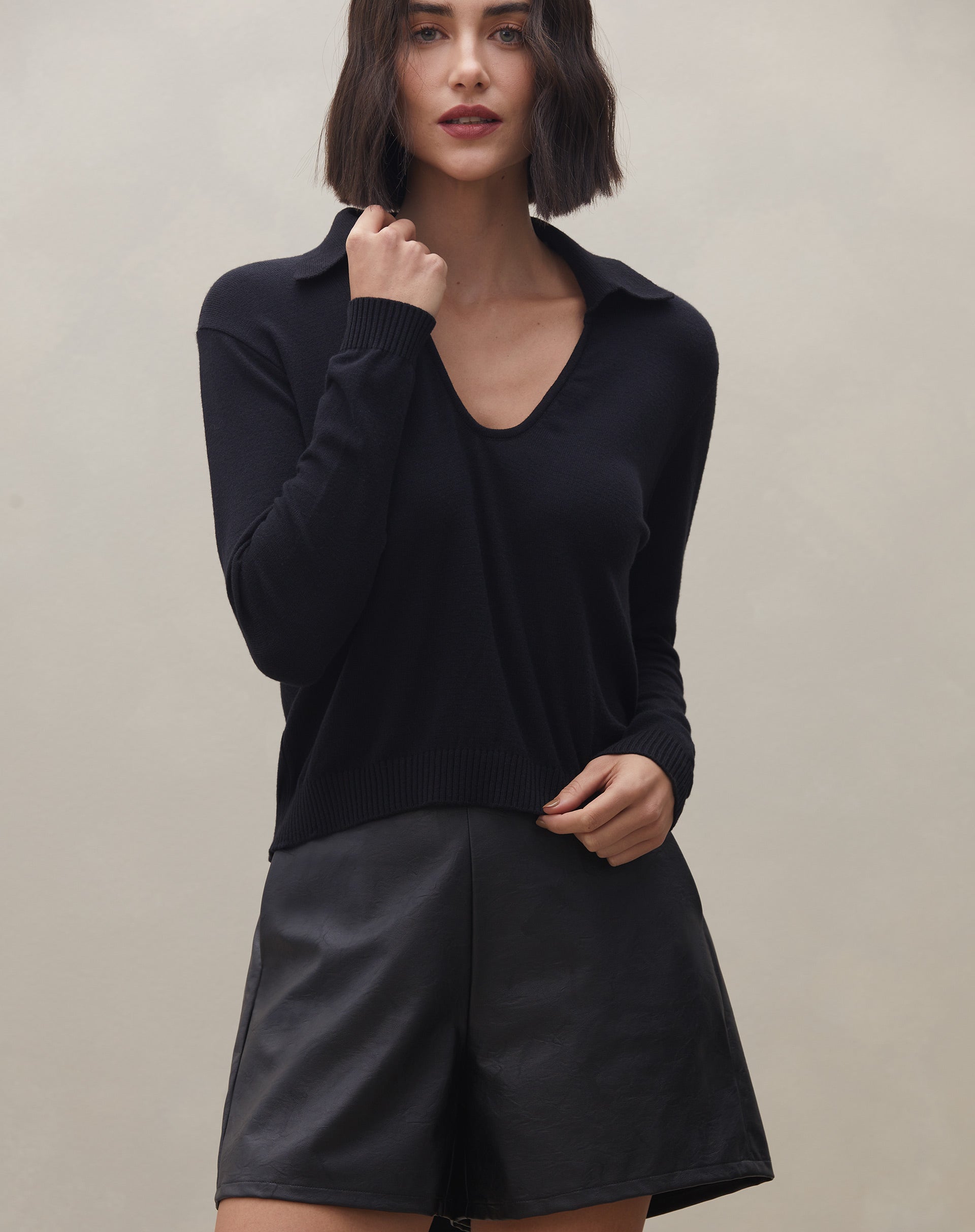 Blusa de Tricot Decote Profundo com Gola - Preto