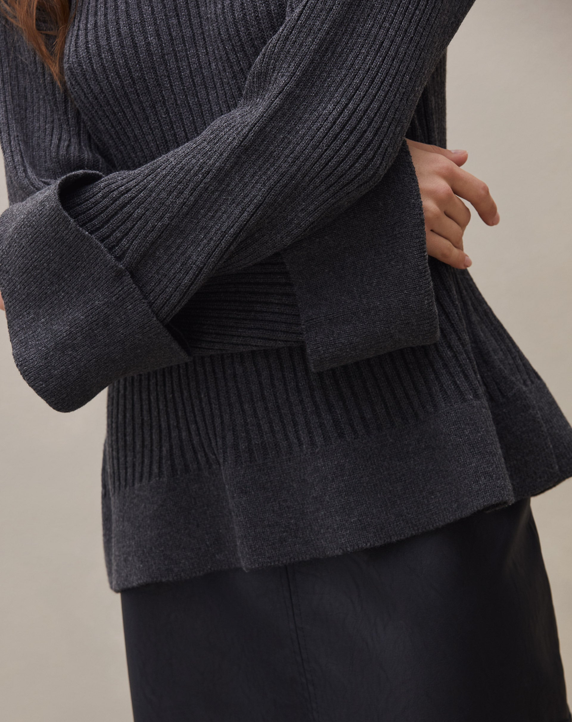 Suéter de Tricot Canelado com Punho Virado - Cinza Escuro