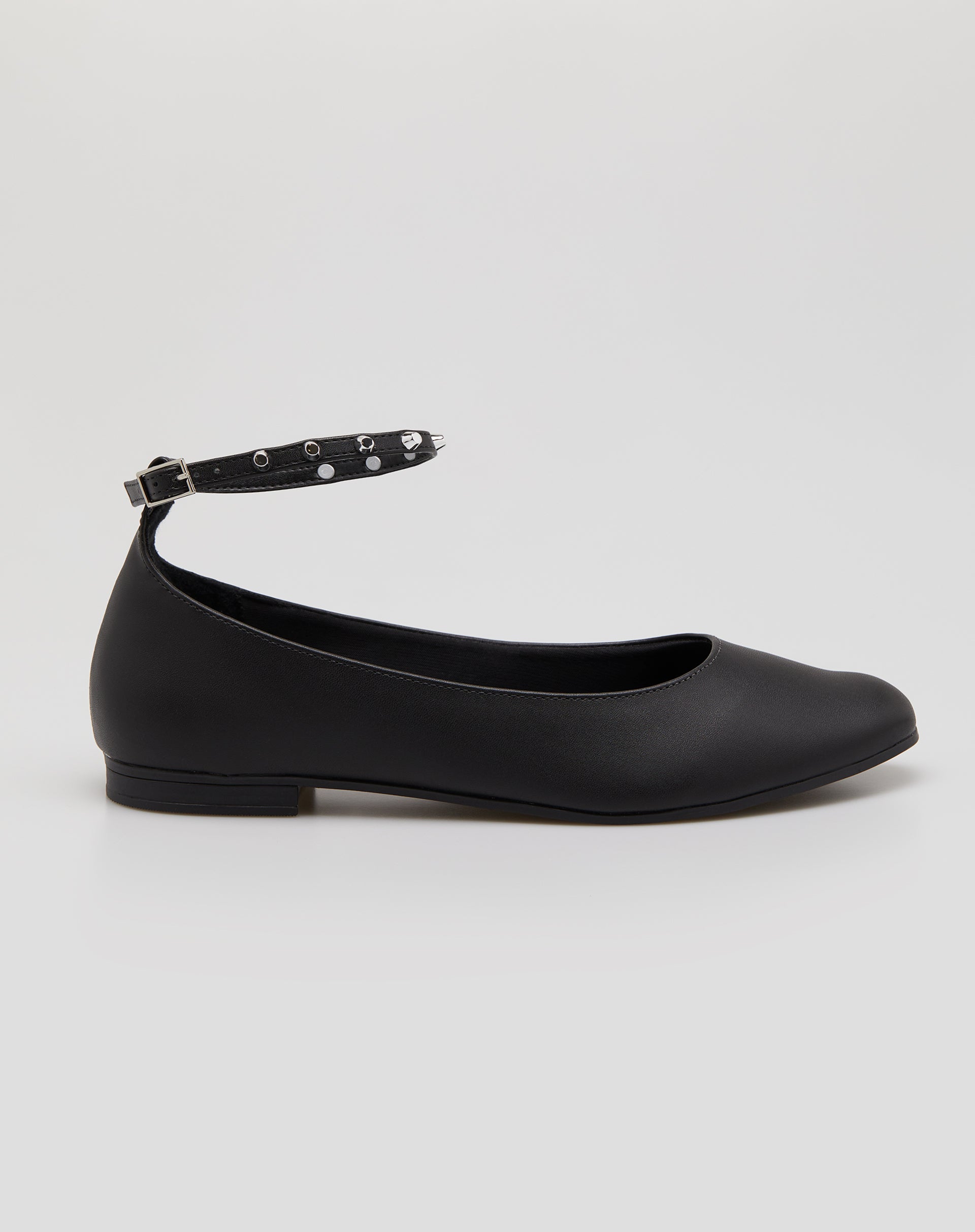 Sapatilha Bico Redondo com Spikes - Preto