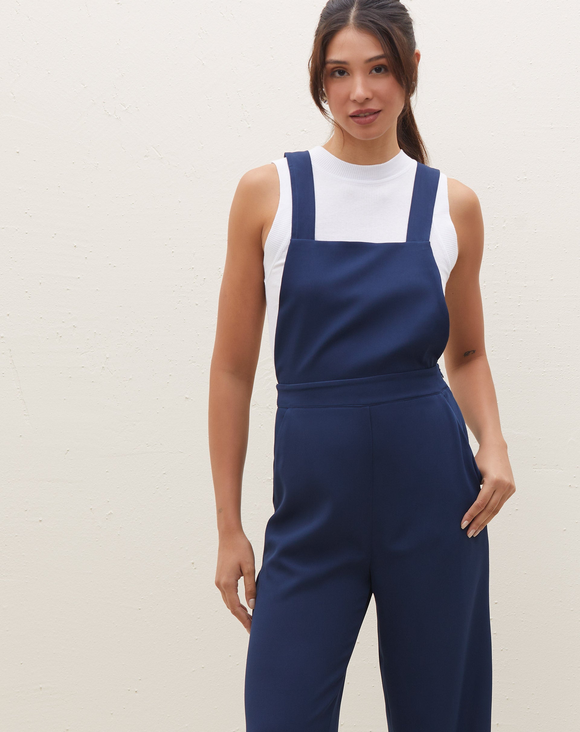 51225298_0016_jardineira-wide-leg-sem-mangas-azul-marinho_1_a419ec41-328e-4fc2-b68b-a3d061bb821b.jpg