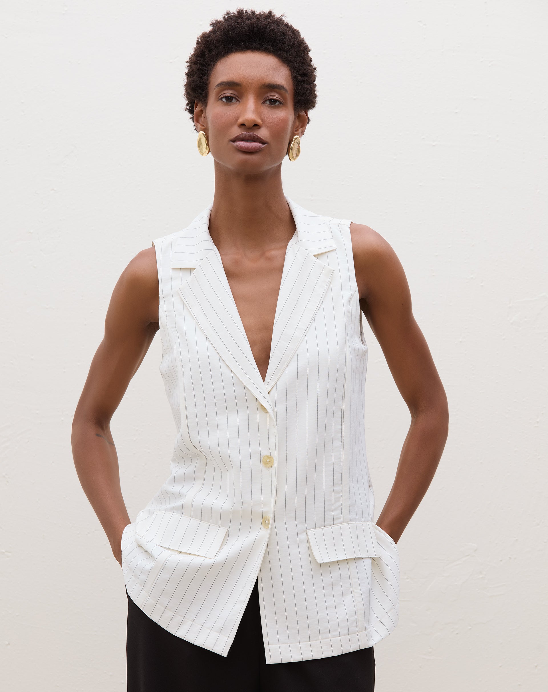 51225310_0029_colete-longo-risca-de-giz-off-white_0_624088ac-5dd2-4faf-bddc-e172929e3c5f.jpg