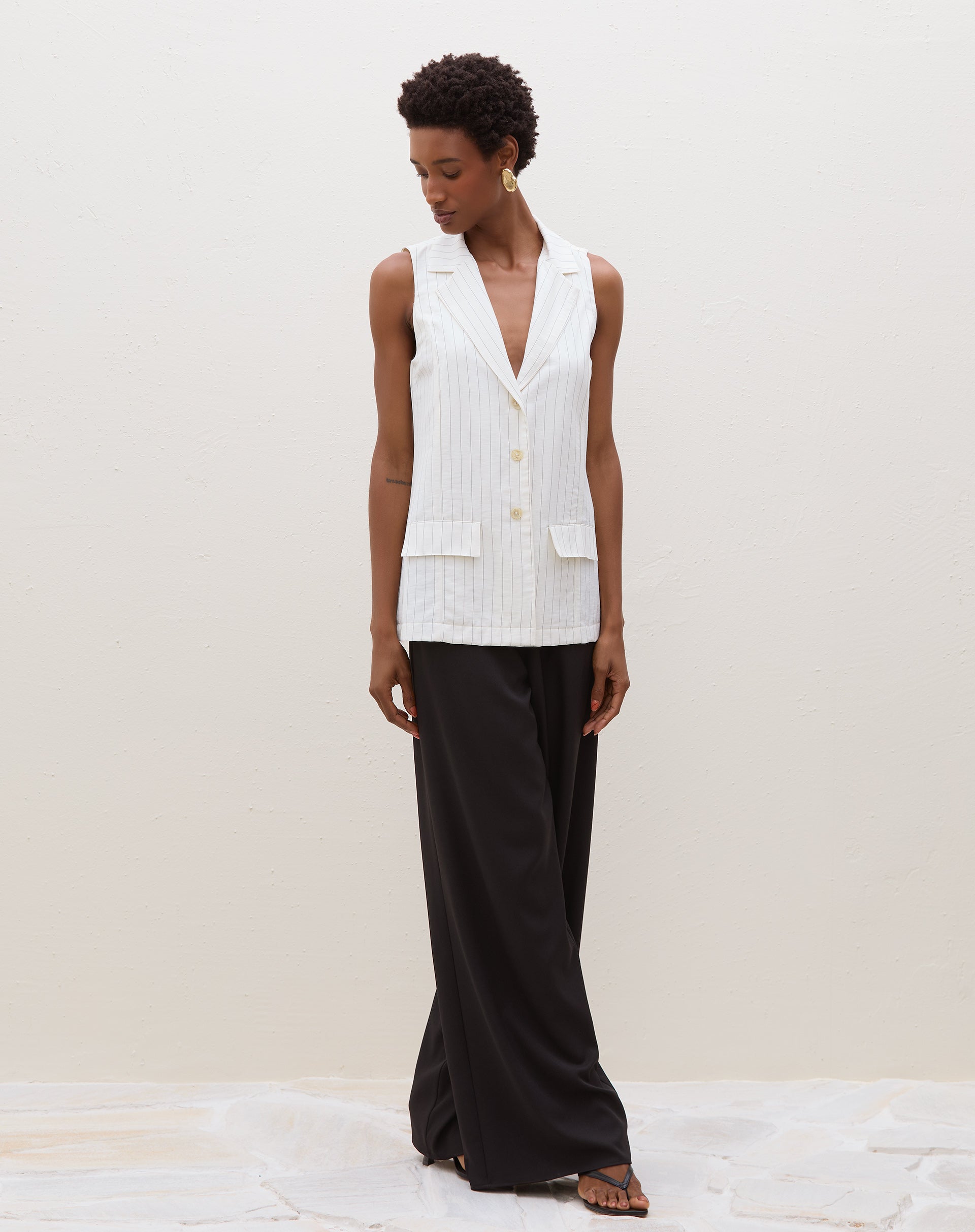 51225310_0029_colete-longo-risca-de-giz-off-white_1_6545c4dd-bf45-4588-b530-92169f76326e.jpg