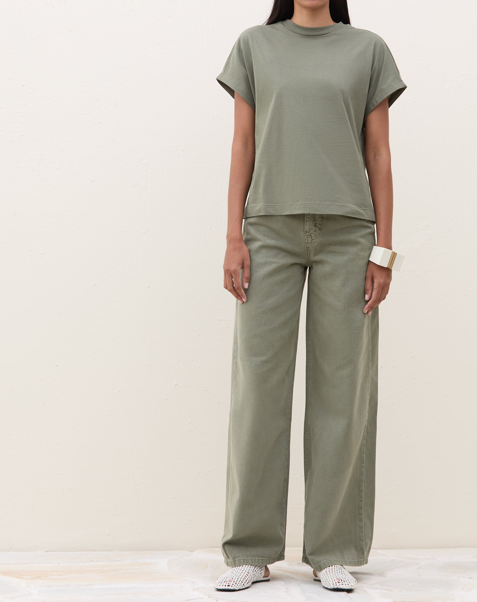 51225333_0033_calca-sarja-wide-estonada-verde-militar_1_cd17ef50-5fda-49a4-a8ef-ea0de12021af.jpg