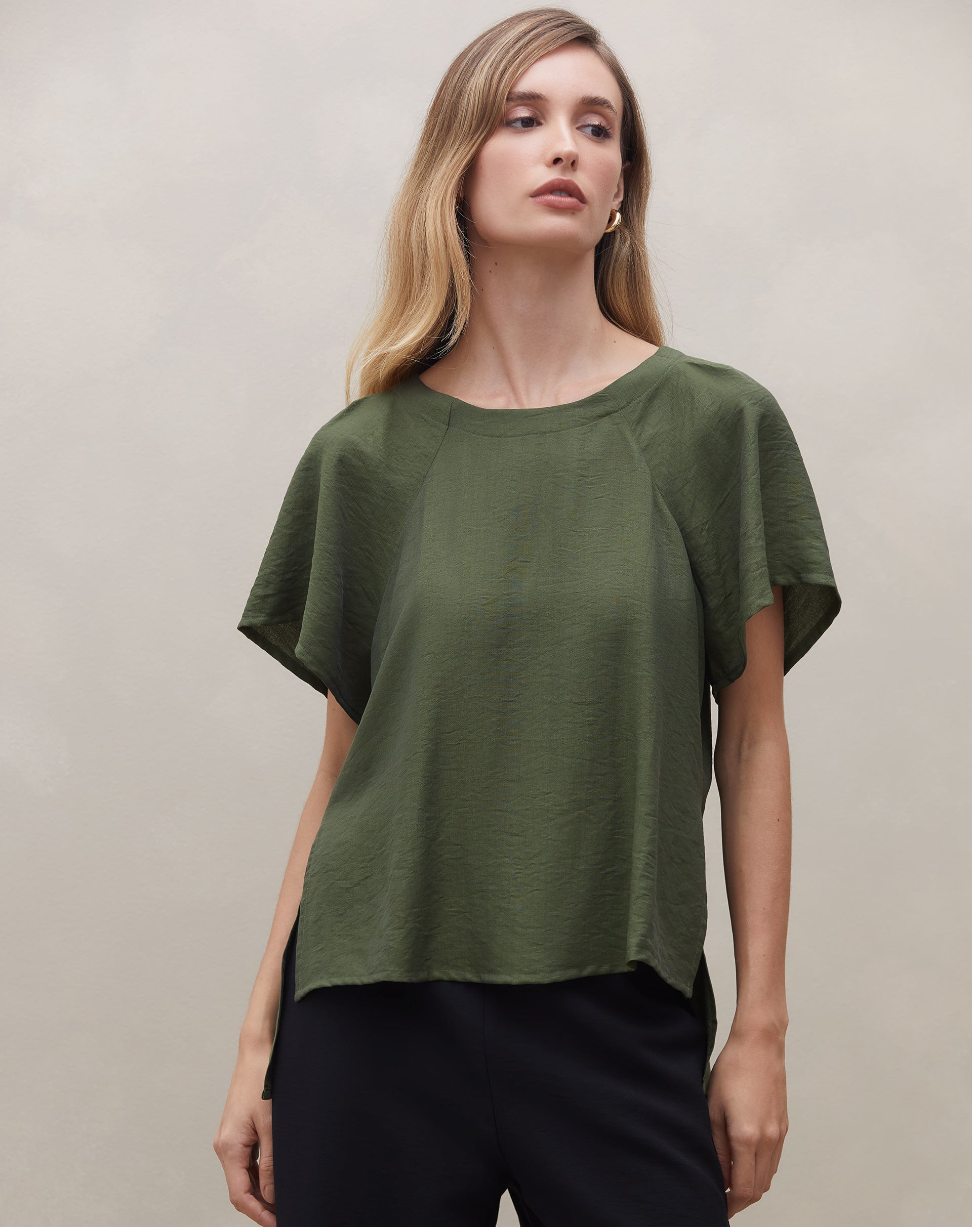 51225367_0033_blusa-ampla-de-manga-curta-verde-militar_0_160fef76-a261-4499-bdba-9db3e1977252.jpg