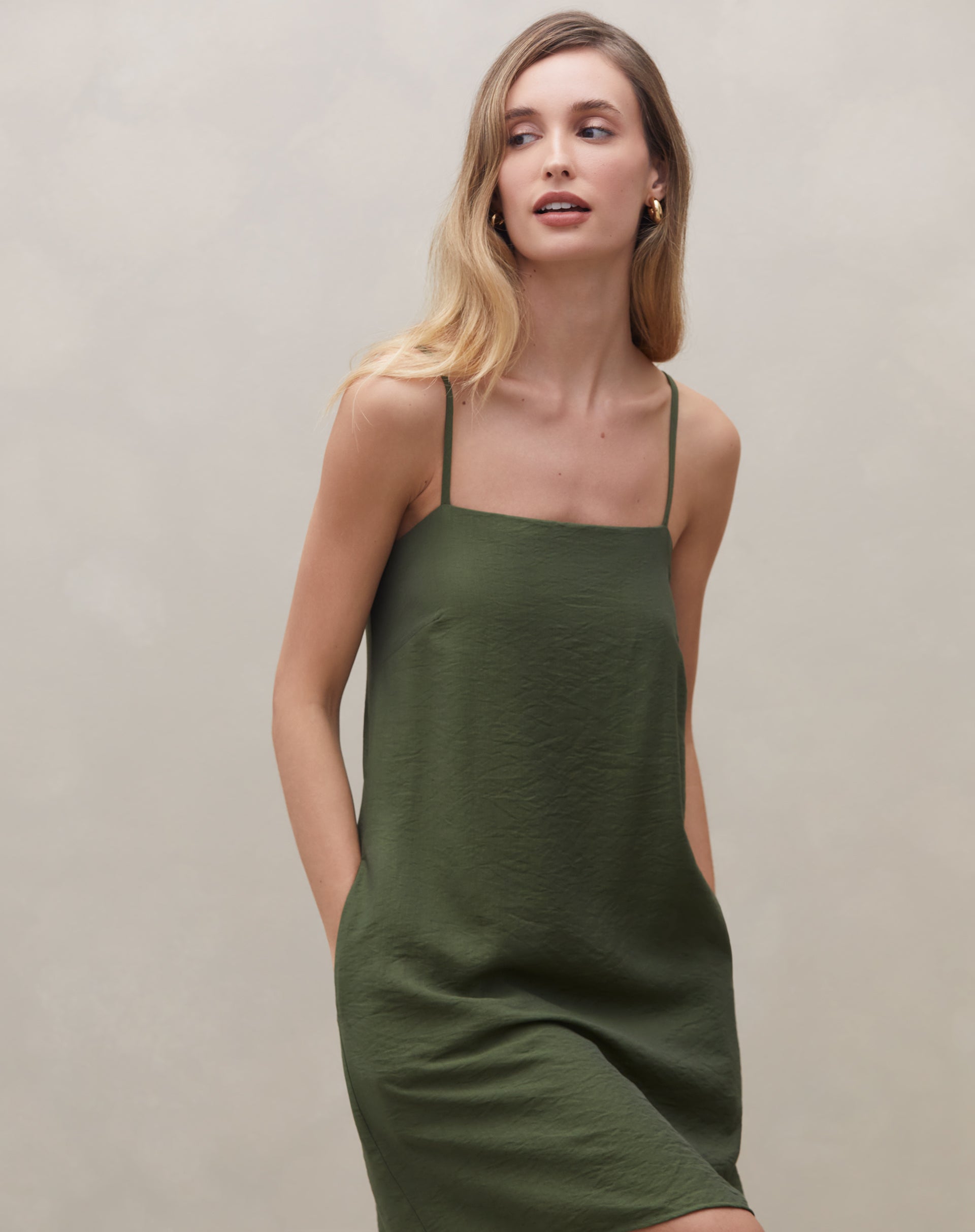 51225371_0033_vestido-curto-reto-com-alca-verde-militar_0_3229369d-9660-4924-a6b1-0ec1e95d5d62.jpg