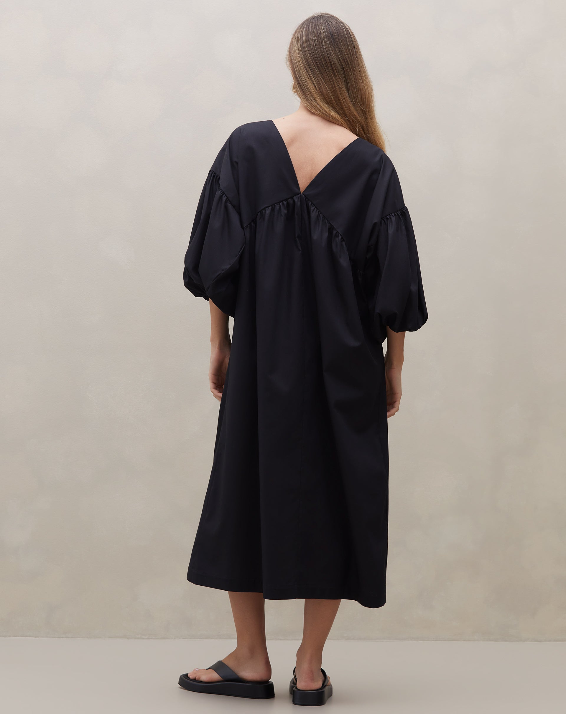 51225381_0002_vestido-midi-decote-v-manga-bufante-preto_3_28cc2136-8fad-4092-b7b6-96985218a7ff.jpg