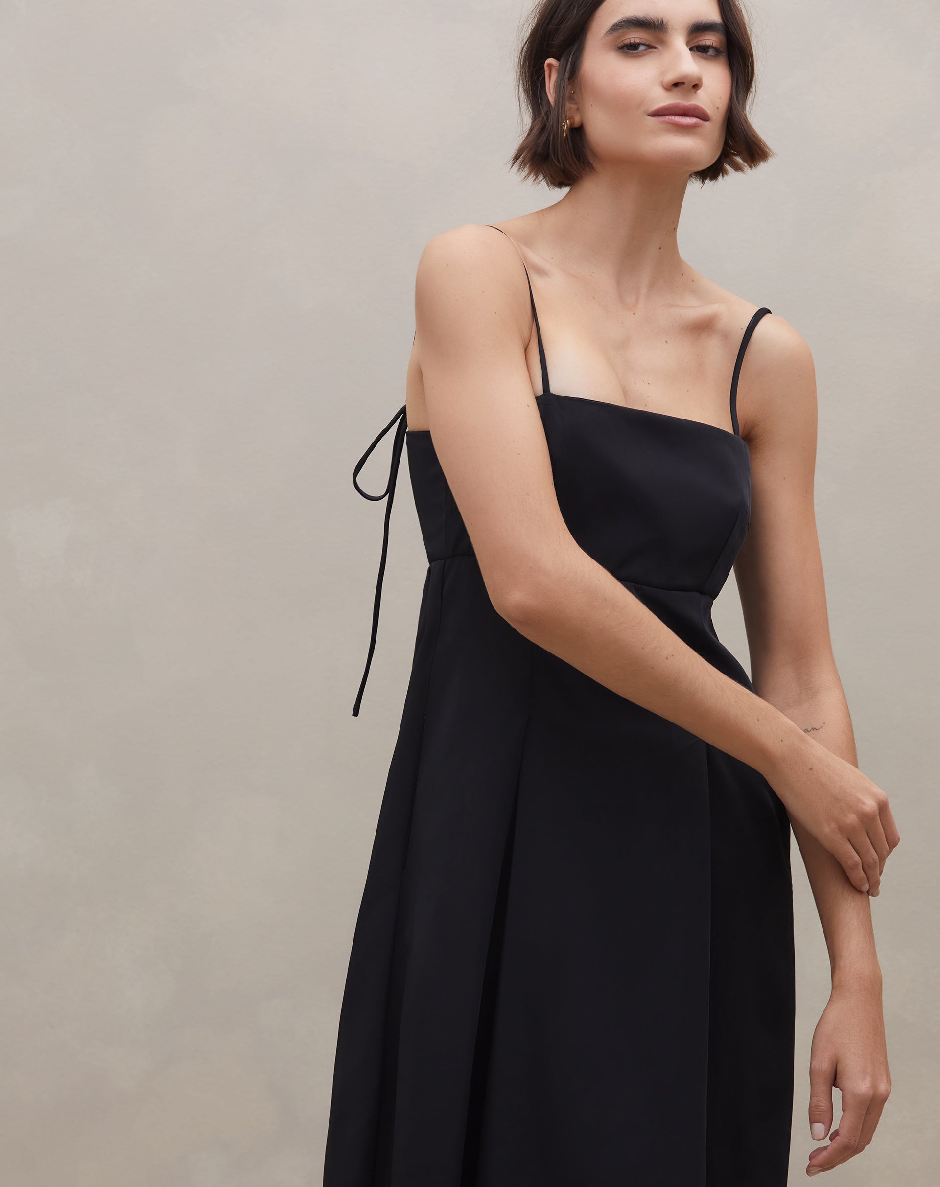 Vestido Midi com Alcinha e Pala - Preto