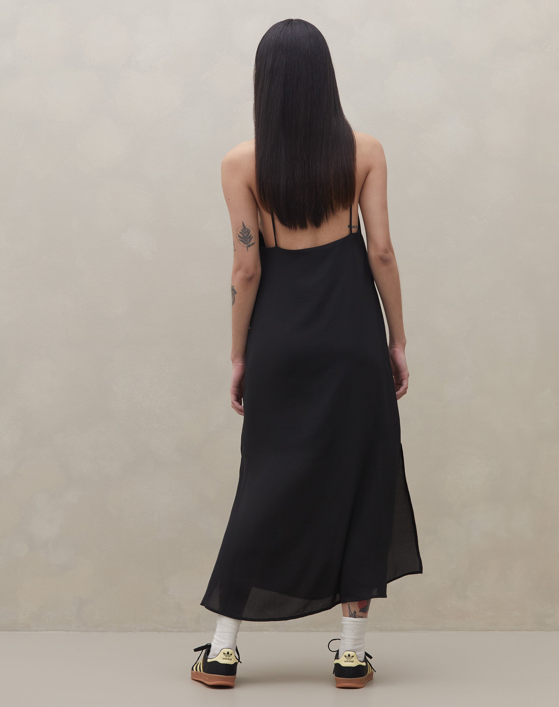 Vestido Midi com Alças Finas - Preto