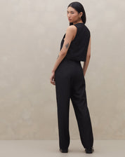 Vista traseira da calça preta cropped com risca de giz.