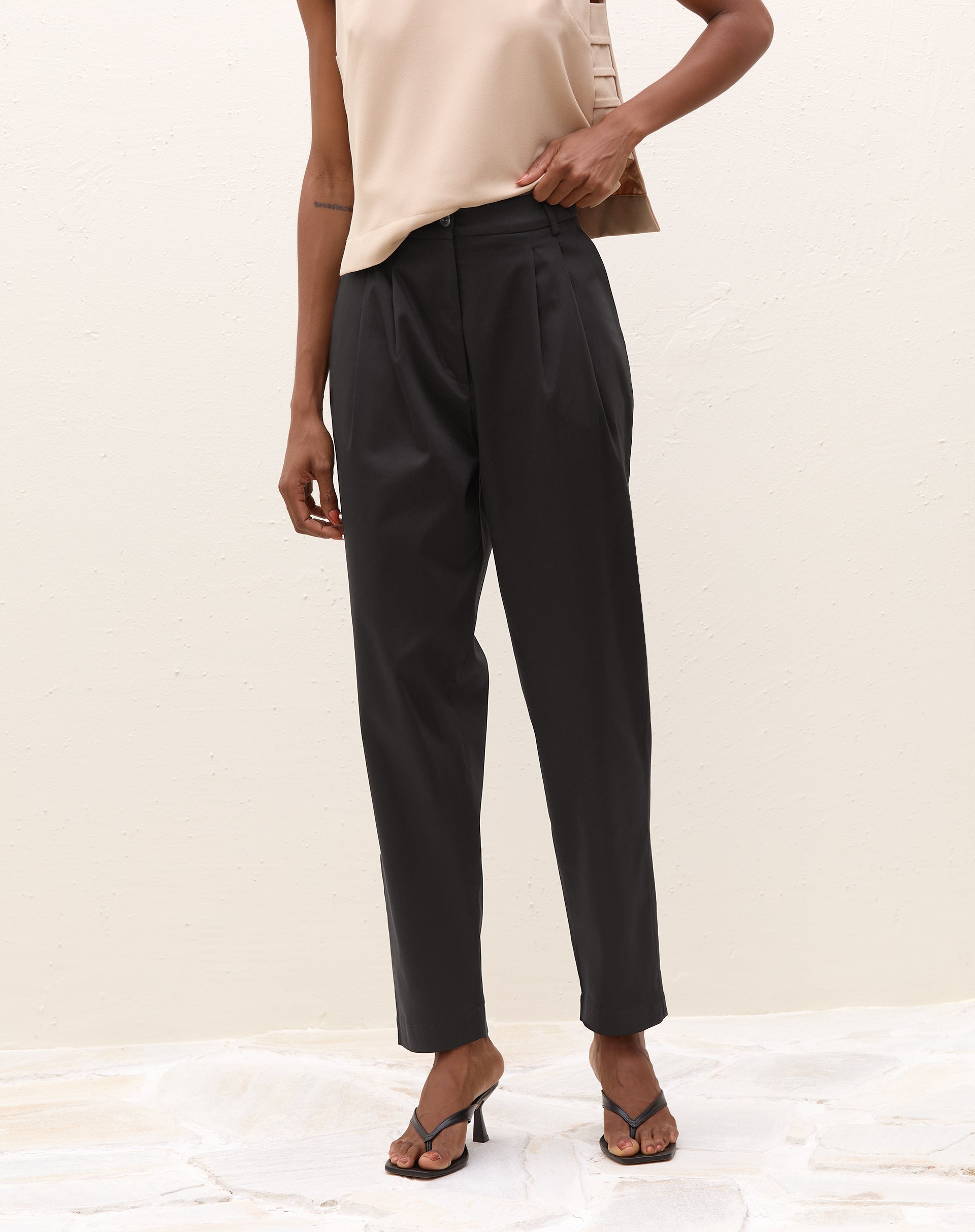Calça Alfaiataria Baggy com Pregas - Preto
