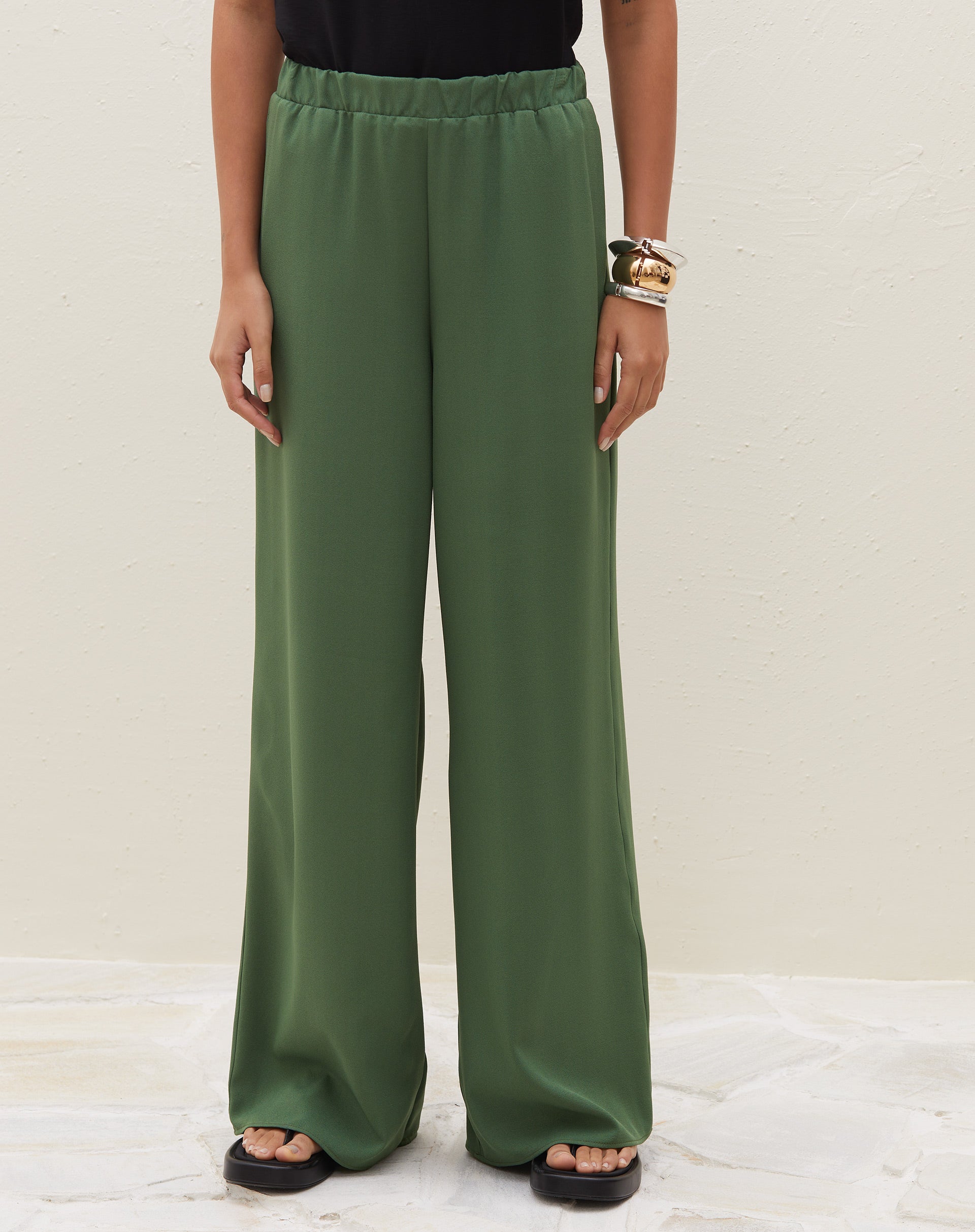 51225408_0033_calca-wide-leg-cos-elastico-com-pregas-verde-militar_1_2284dada-ceac-4459-9018-8344b21c2450.jpg