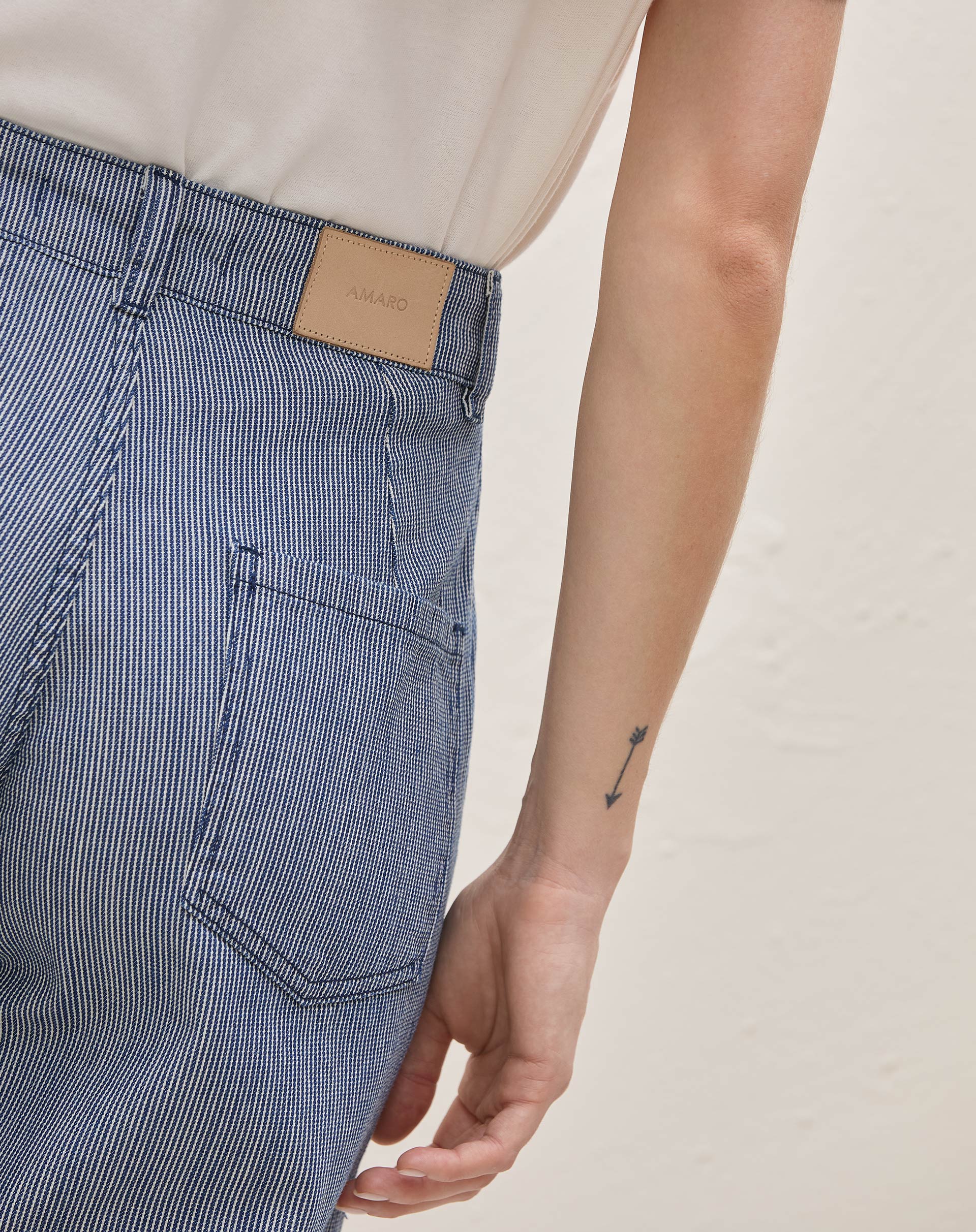 51225490_0753_calca-jeans-reta-cropped-cintura-media-listrado-azul-fino_1_10118b3e-bf58-4461-958d-58d9bd9b2f0d.jpg