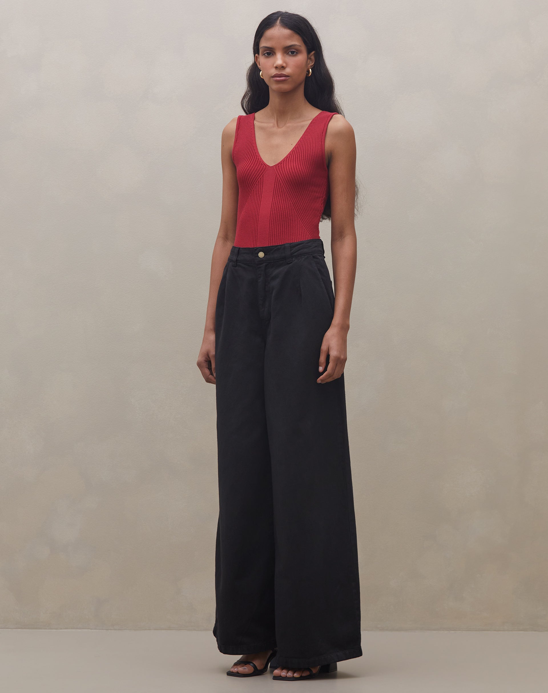 51225494_0002_calca-sarja-wide-leg-cintura-media-e-pregas-preto_0_164b0a61-4c63-4e52-b6e8-bb3726e8a919.jpg