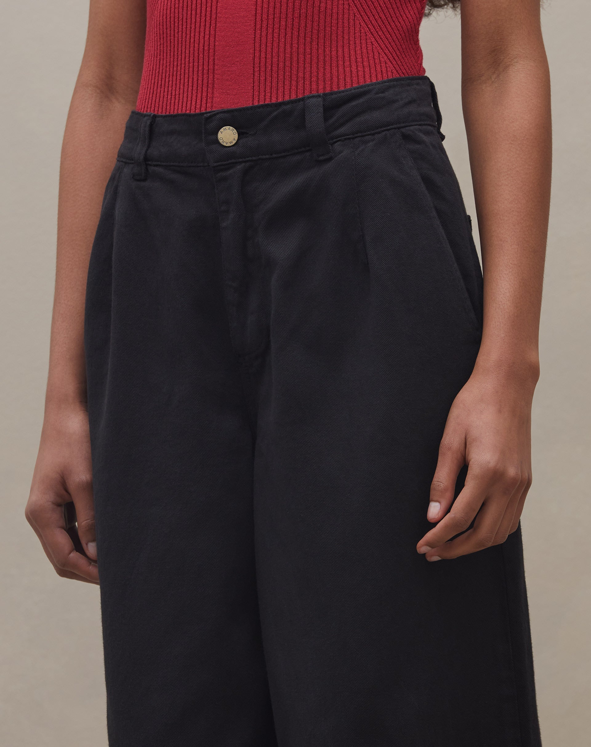 51225494_0002_calca-sarja-wide-leg-cintura-media-e-pregas-preto_2_d763855c-7589-4f0b-a19b-4b0eadea2b12.jpg