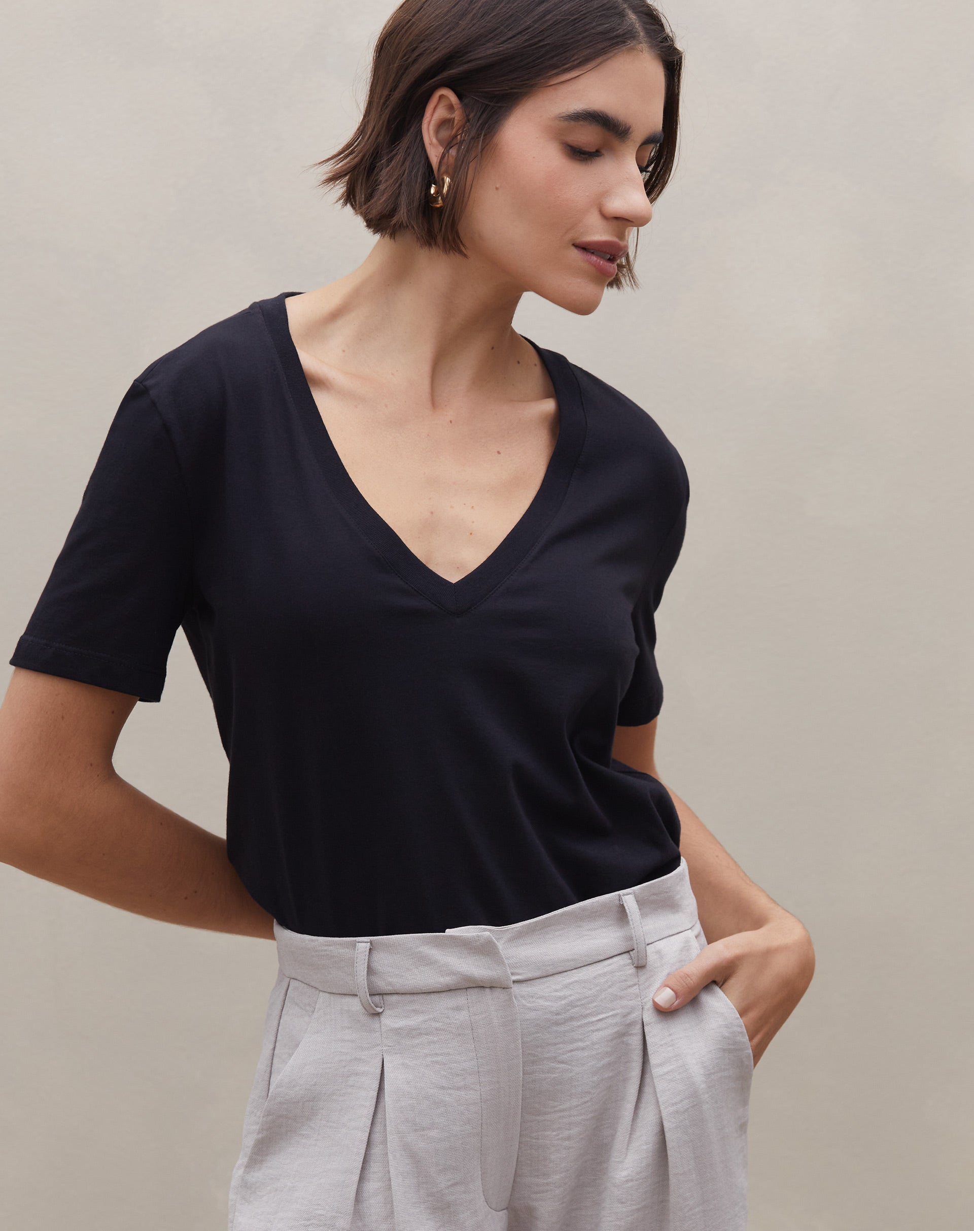 Camiseta Gola V de Malha - Preto