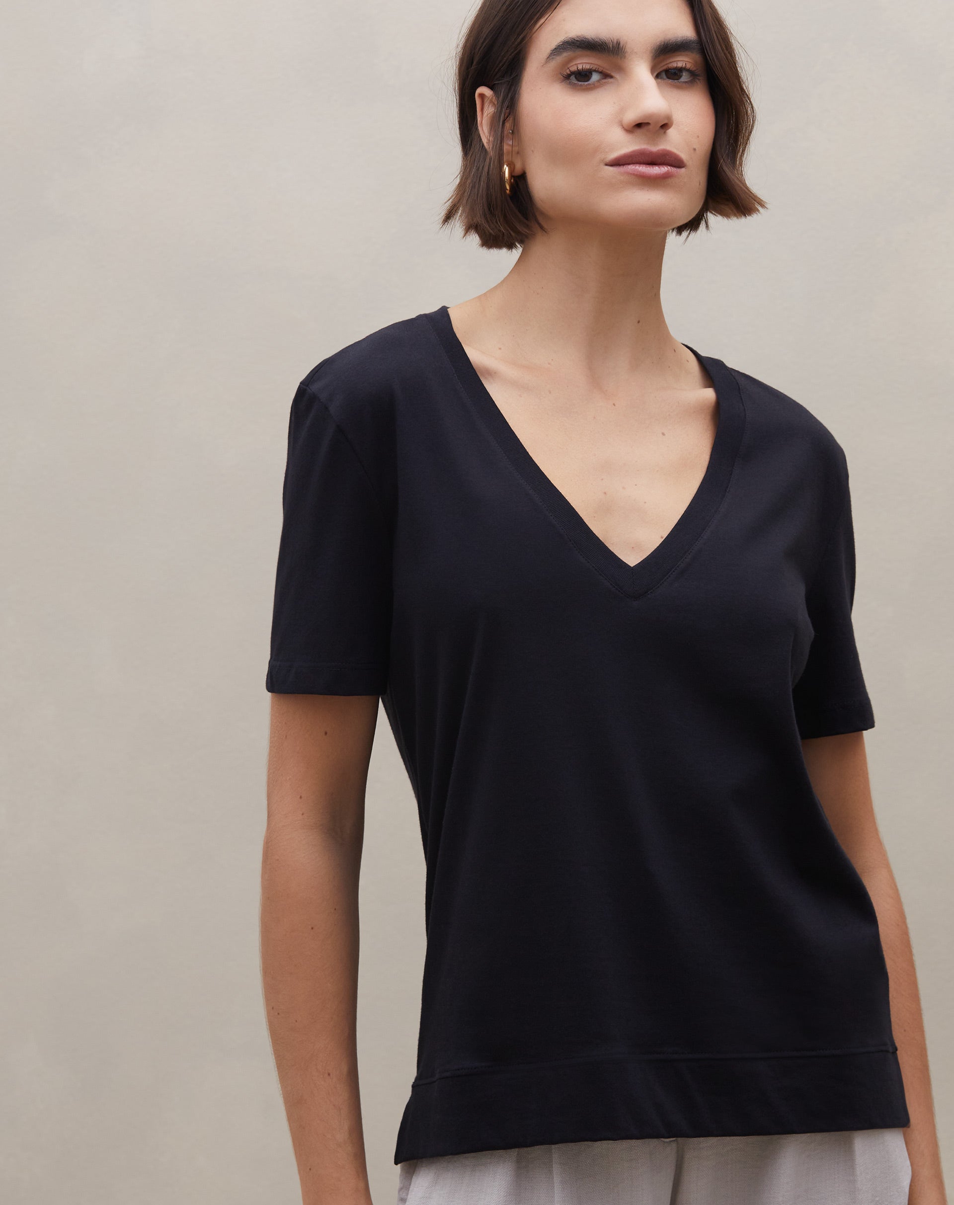 Camiseta Gola V de Malha - Preto