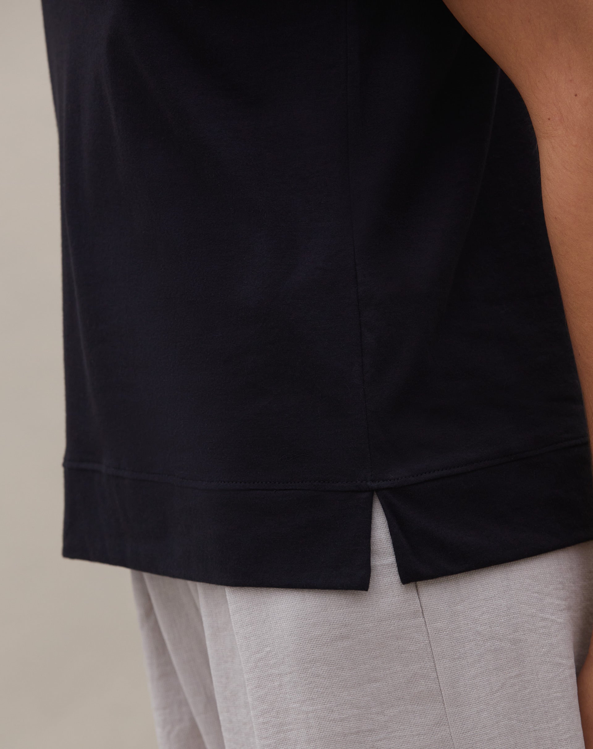 Camiseta Gola V de Malha - Preto