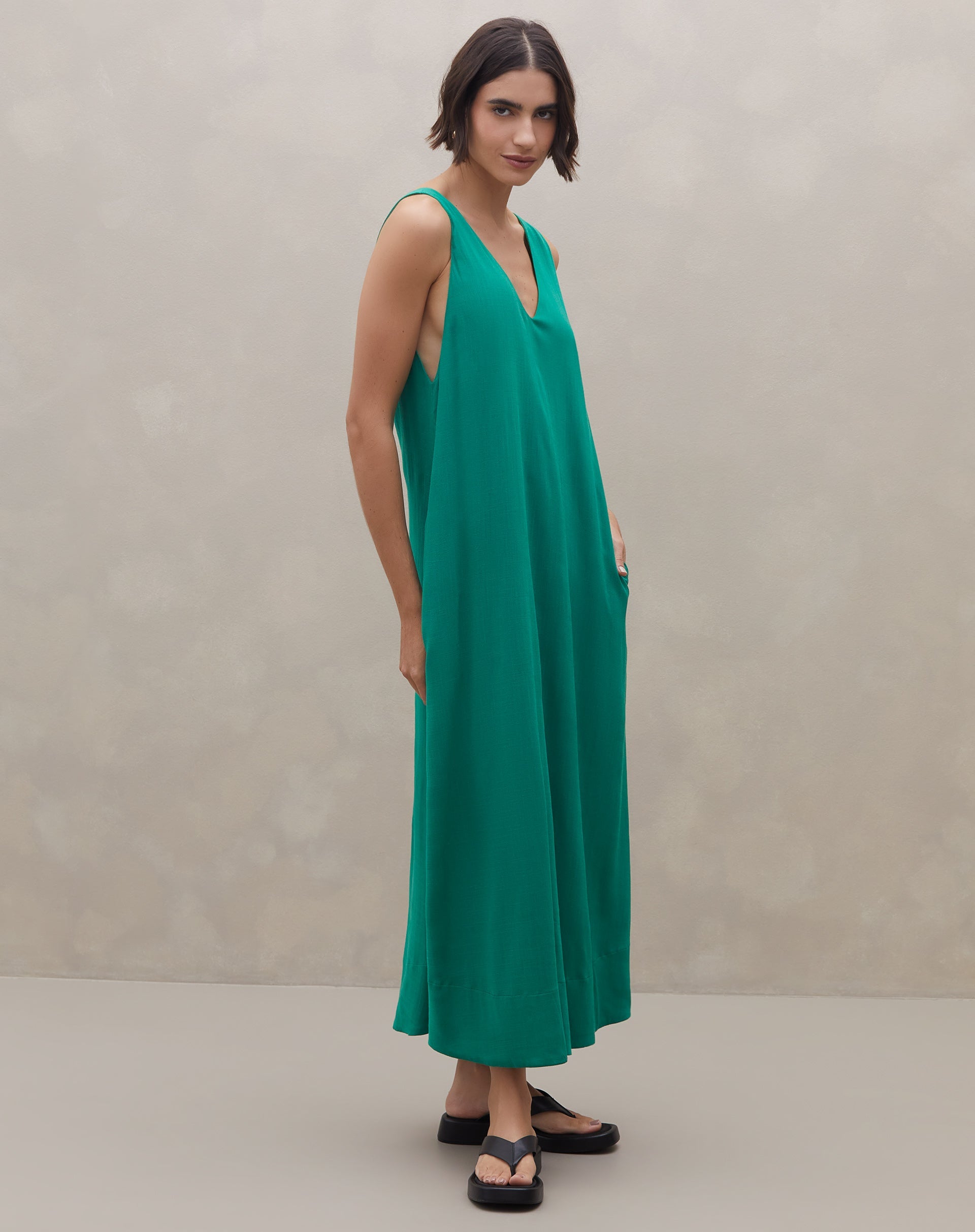 51225601_0014_vestido-longo-regata-decote-v-verde_1_eee96916-df6c-46eb-b7f7-9144ba7d0cf2.jpg