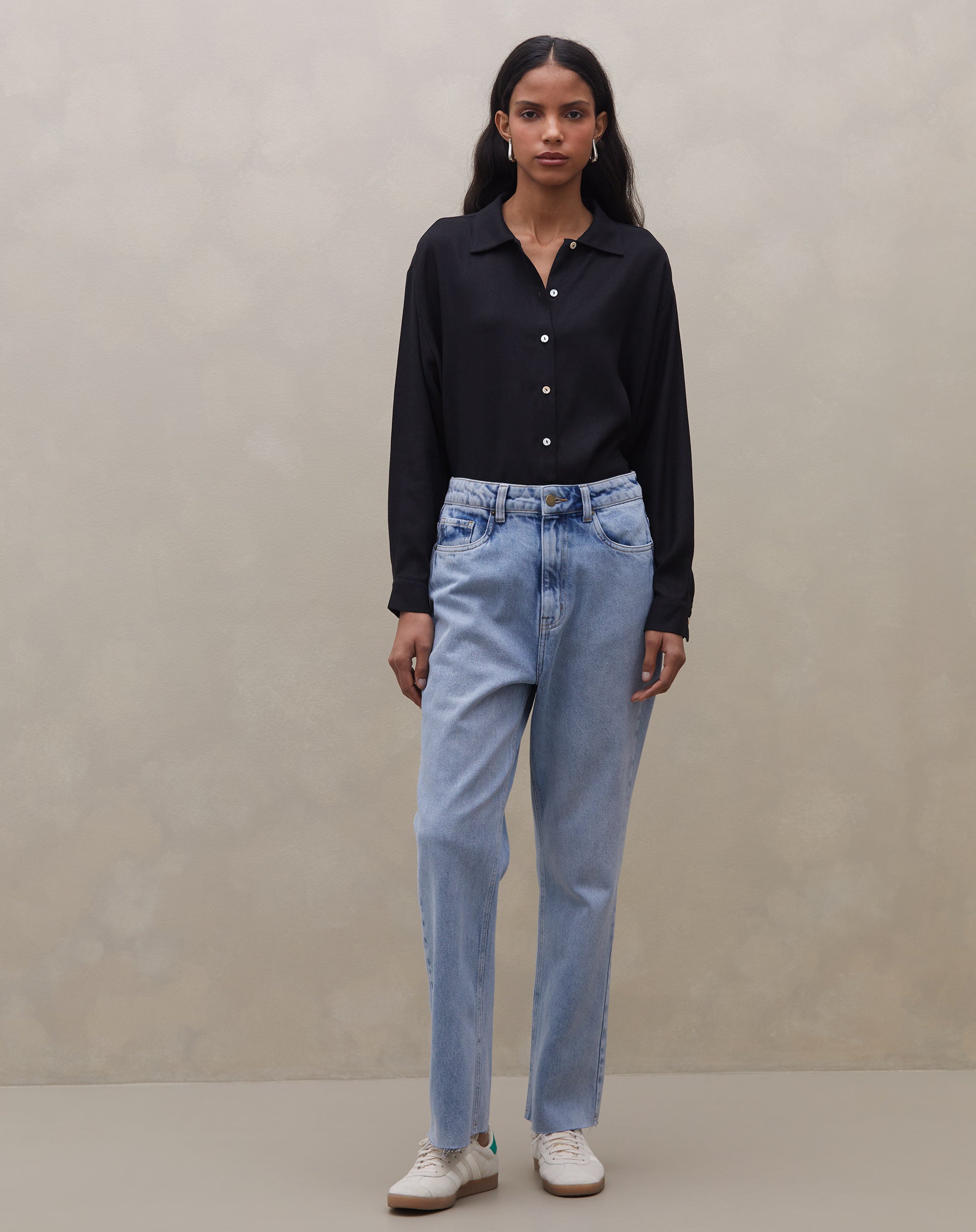 51225685_0476_calca-jeans-reta-cropped-cintura-alta-barra-a-fio-azul-medio_0_af34b9a1-941f-498a-9700-94b5e182d082.jpg