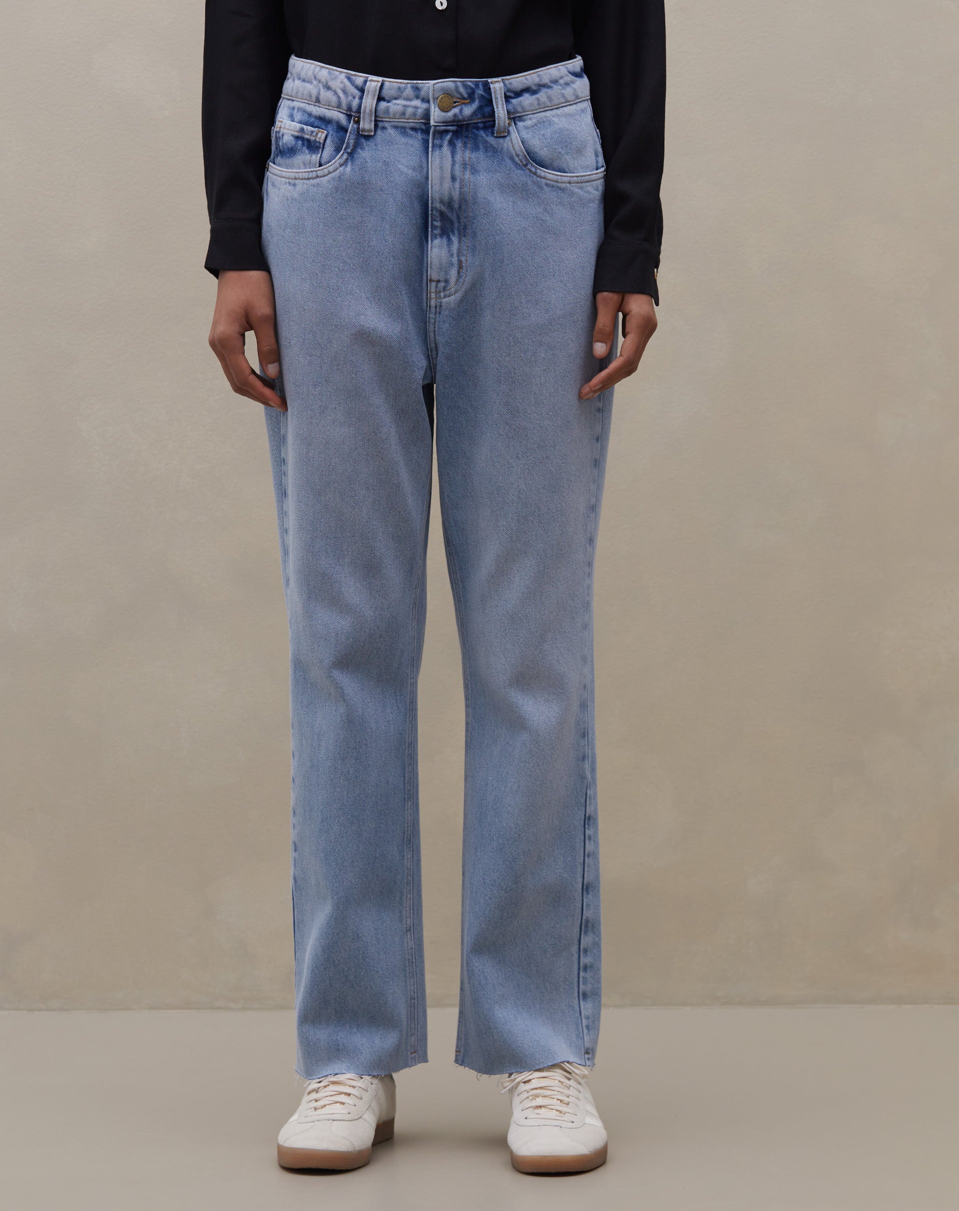 51225685_0476_calca-jeans-reta-cropped-cintura-alta-barra-a-fio-azul-medio_2_c8120c5d-3e0c-4a6c-a559-68a69bd8e6dd.jpg