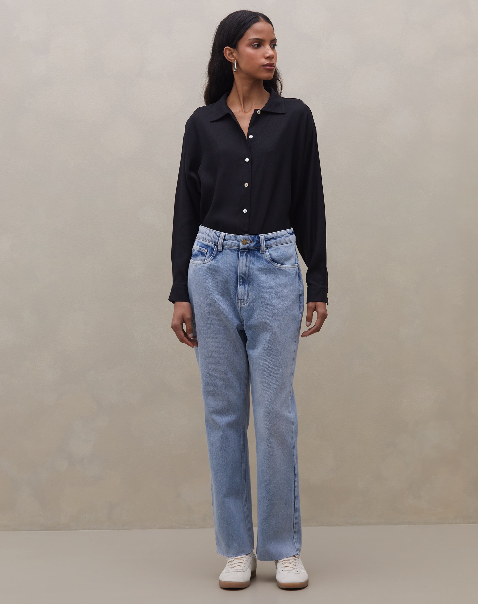 51225685_0476_calca-jeans-reta-cropped-cintura-alta-barra-a-fio-azul-medio_3_de17ae10-842c-4976-aa4f-3295f9d0eb17.jpg