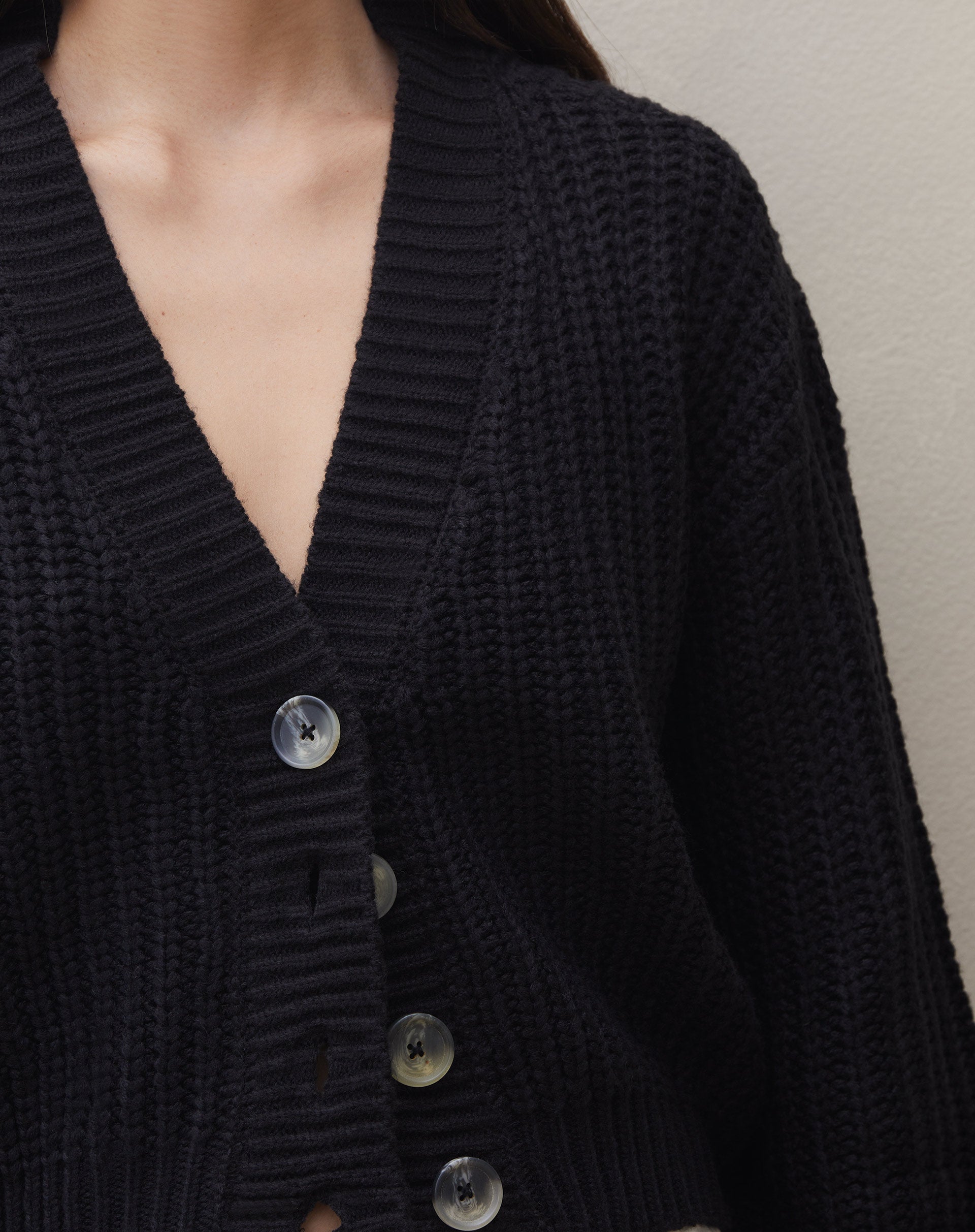 Cardigan com Botão Tartaruga de Tricot  - Preto