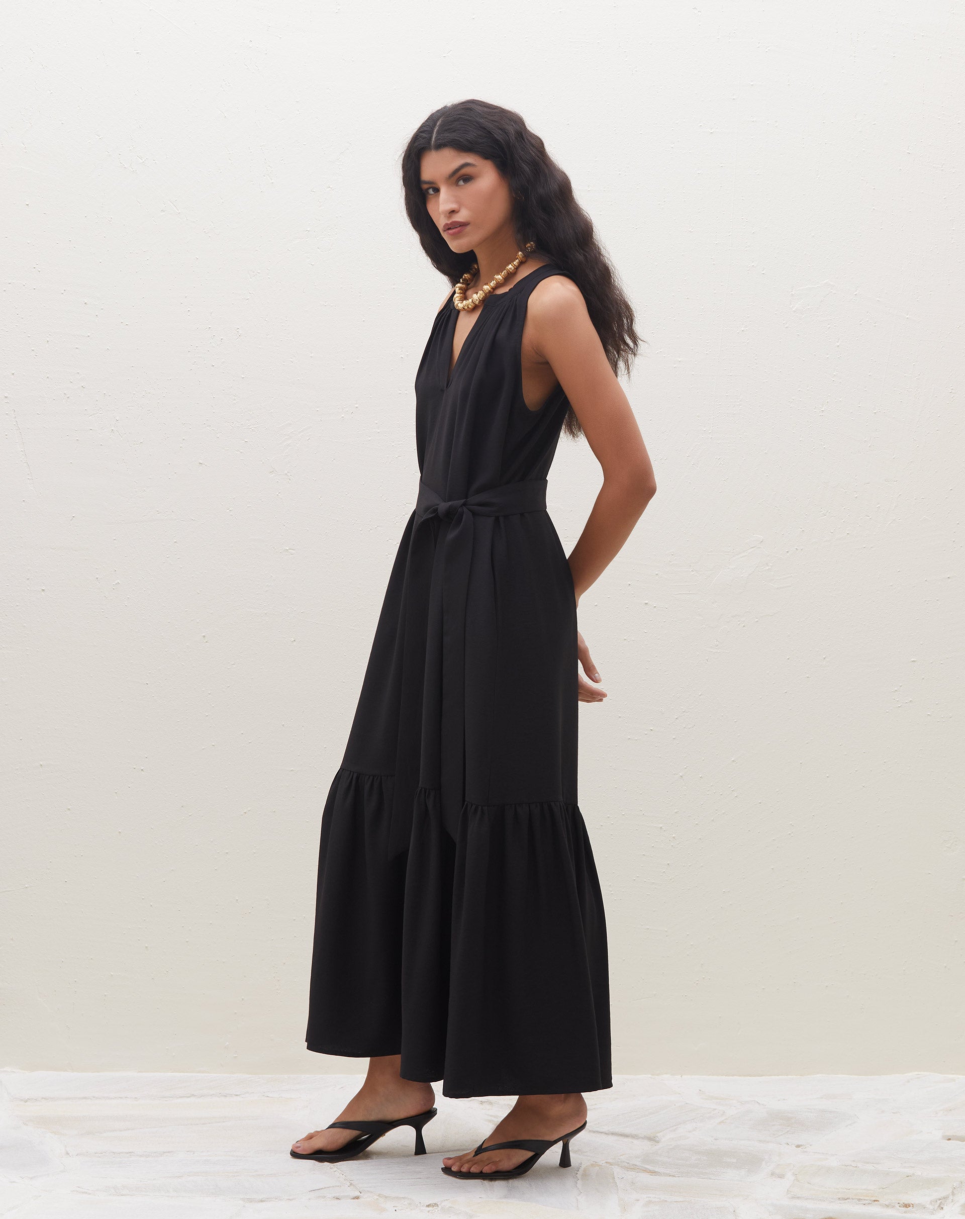 51225731_0002_vestido-midi-decote-v-preto_1_447380ec-d949-4beb-aba1-f9ef38f3f58a.jpg