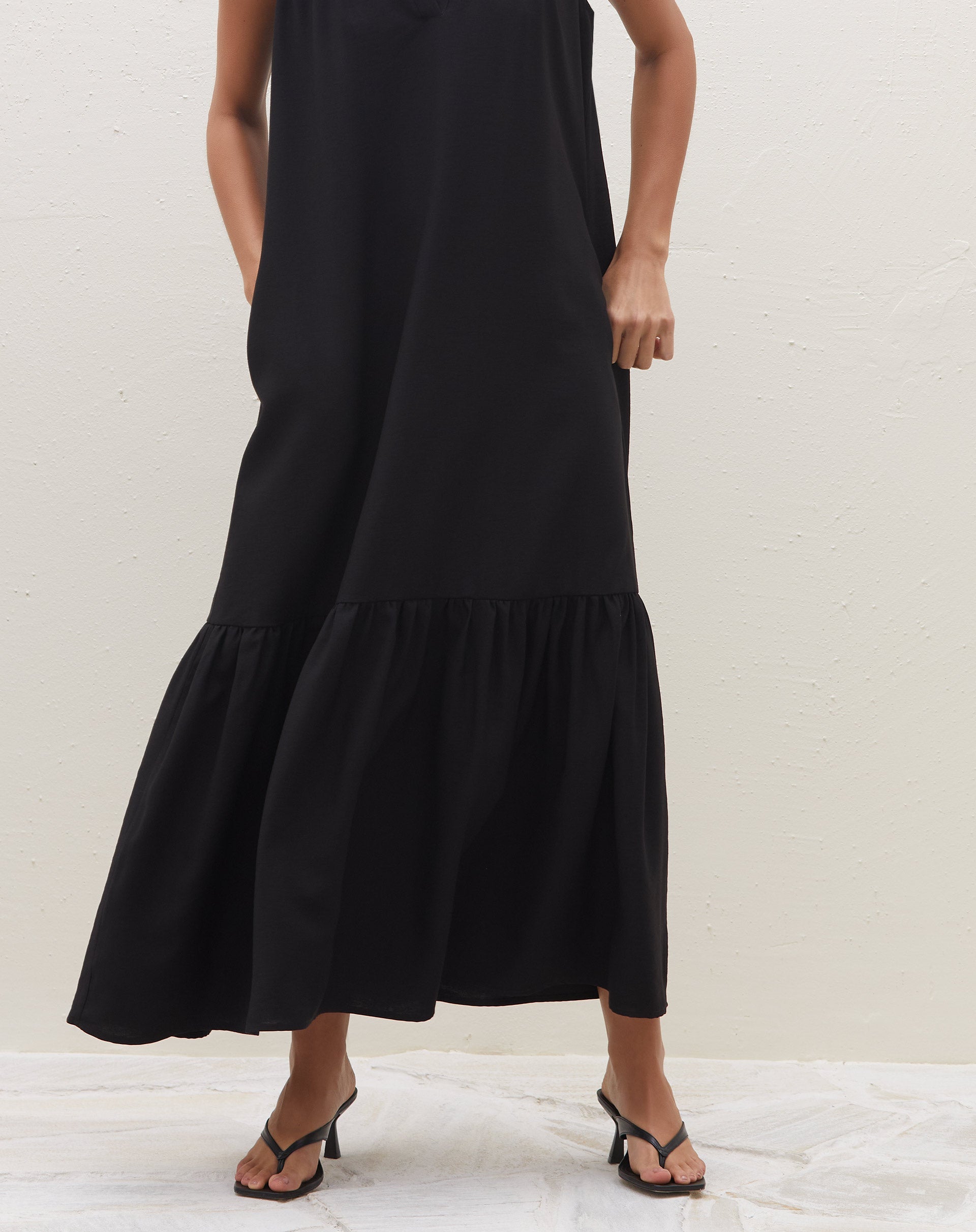 Vestido Midi Decote V  - Preto