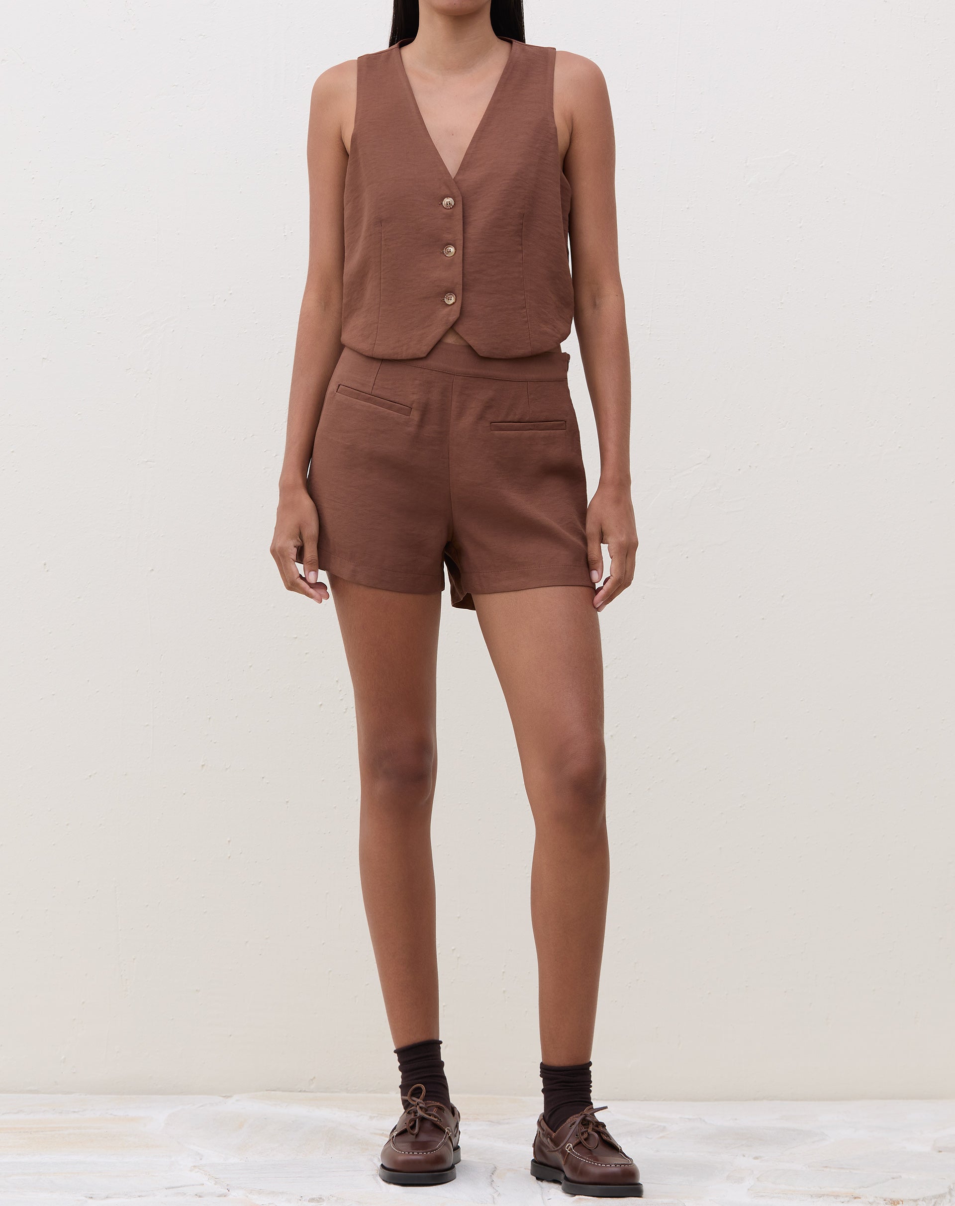 Short com Bolsos Embutidos - Marrom Escuro